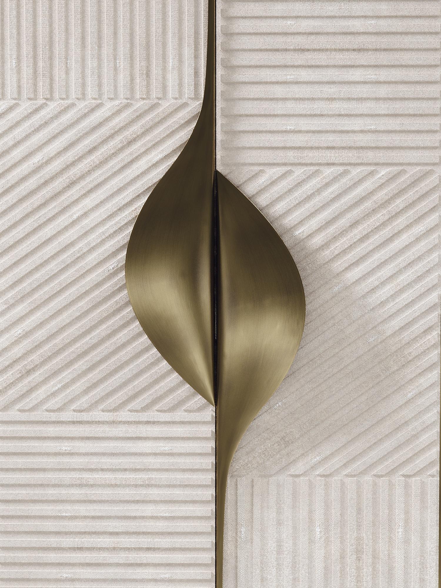 Shagreen Waschtischschrank mit Bronze-Patina-Messing-Details von R&Y Augousti im Angebot 3