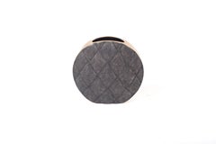 Jarrón de piel de zapa con detalles acolchados y de latón de Kifu Paris