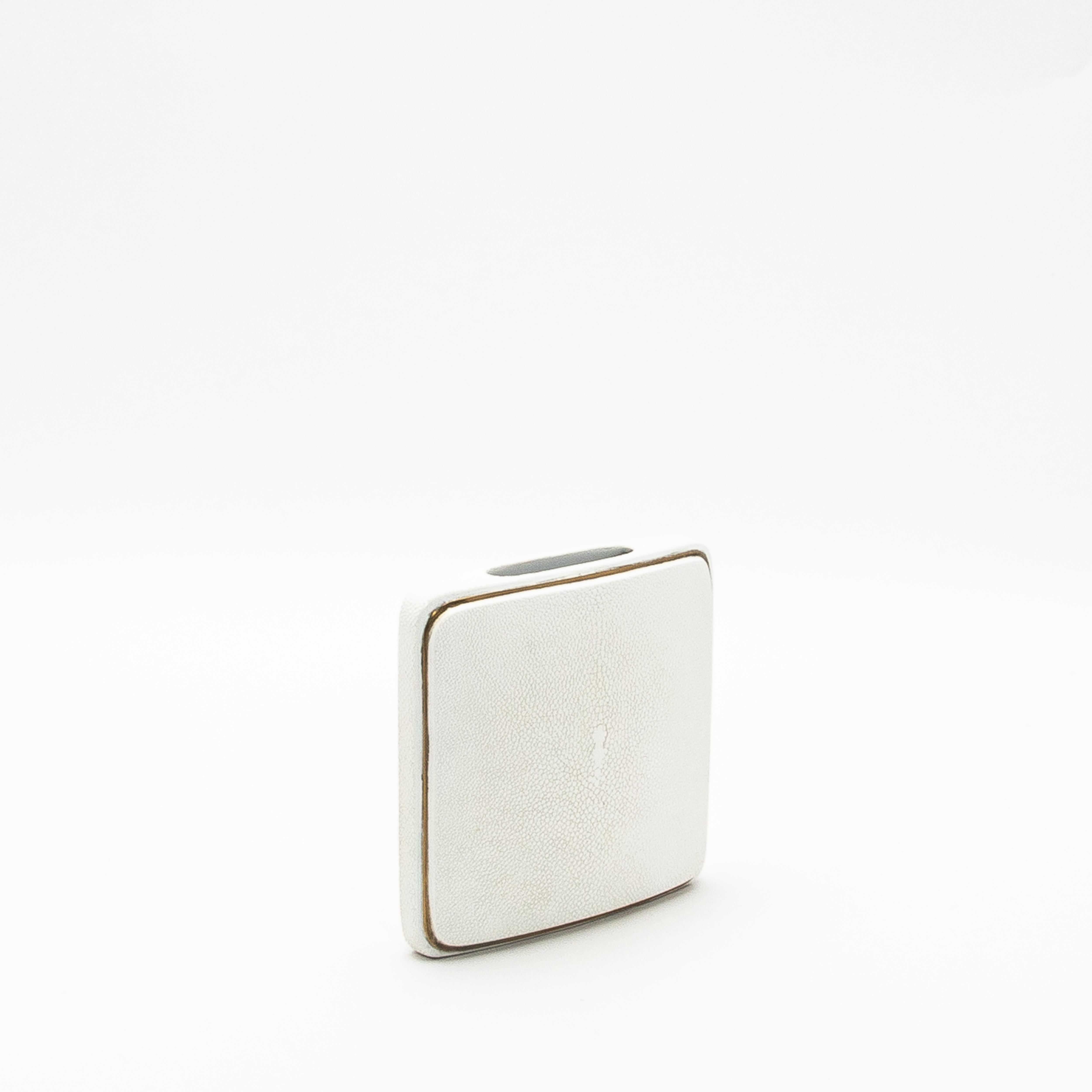Die Square Shagreen Vase von R&Y Augousti ist eine perfekte Mischung aus luxuriösen MATERIALEN und raffinierter Handwerkskunst. Seine kompakte, quadratische Form ist in opulentes weißes Chagrin gehüllt, das mit seiner subtilen und doch fühlbaren