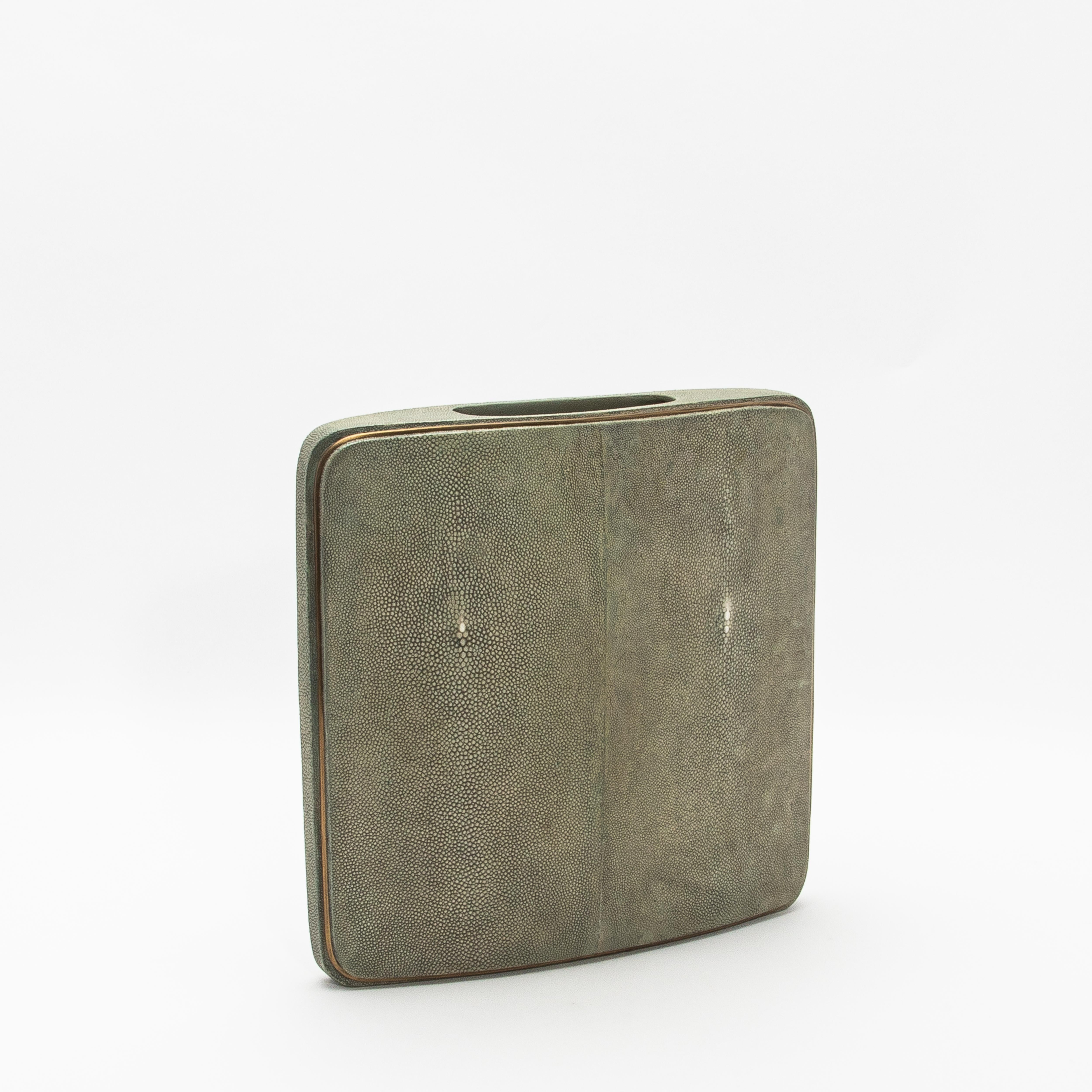 Le vase Square Vase de R&Y Augousti est une fusion étonnante d'élégance moderne et d'artisanat méticuleux. Fabriquée à la main à partir de galuchat luxueux, cette pièce est rehaussée de subtils détails en laiton qui soulignent ses contours élégants.