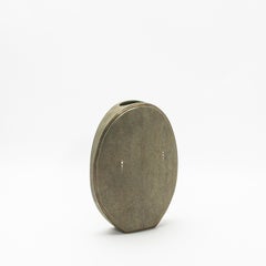 Vase en galuchat avec détails en laiton par R&Y Augousti