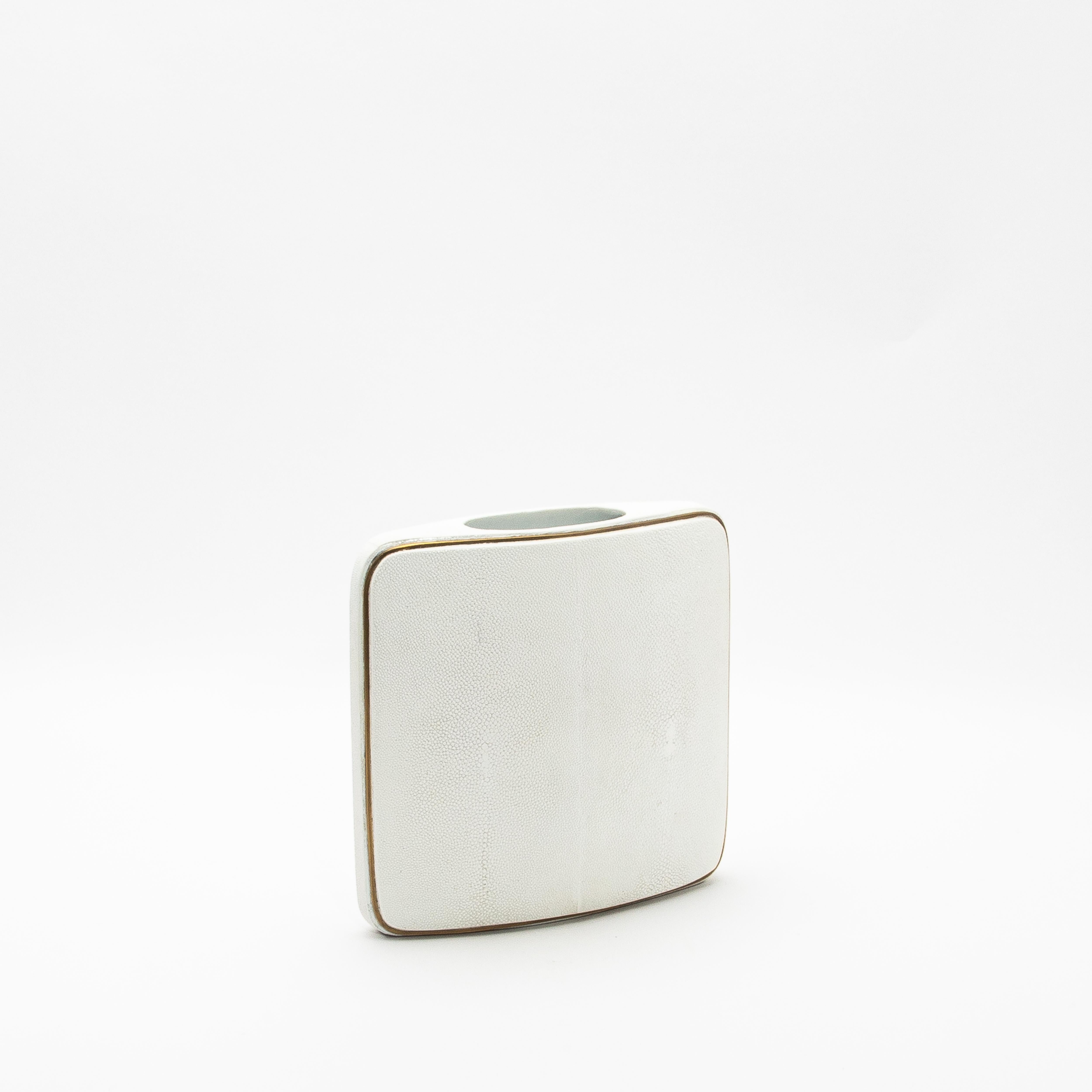 El Jarrón Shagreen de R&Y Augousti es una mezcla perfecta de materiales lujosos y artesanía refinada. Su forma cuadrada y compacta está envuelta en opulento shagreen blanco, que ofrece una textura sutil pero táctil que habla de elegancia atemporal.