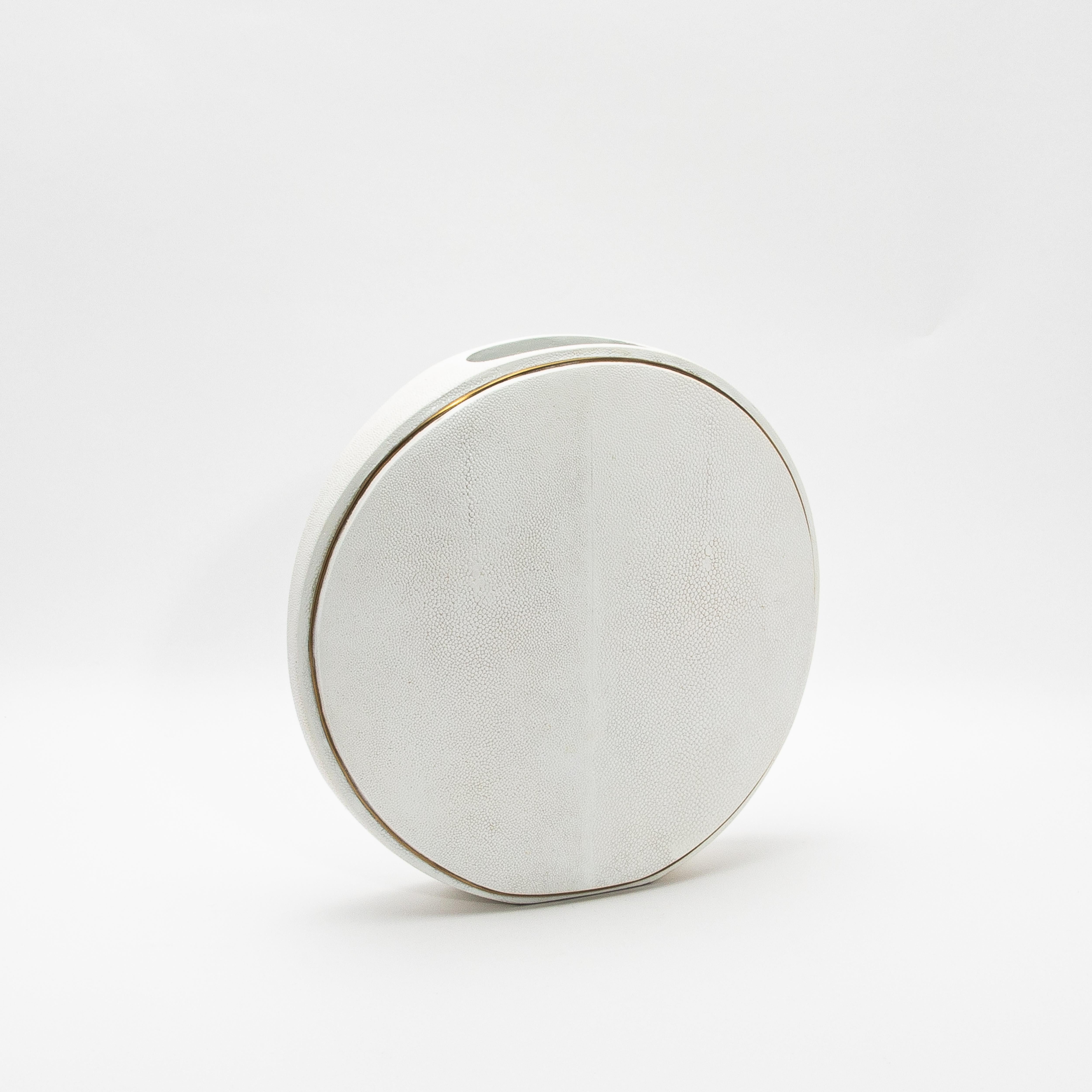 Este exquisito jarrón de R&Y Augousti captura la esencia de la artesanía con su lujosa superficie de piel de zapa, complementada con la elegancia de los detalles de latón acabados a mano. La forma redonda ofrece una silueta escultural y moderna,