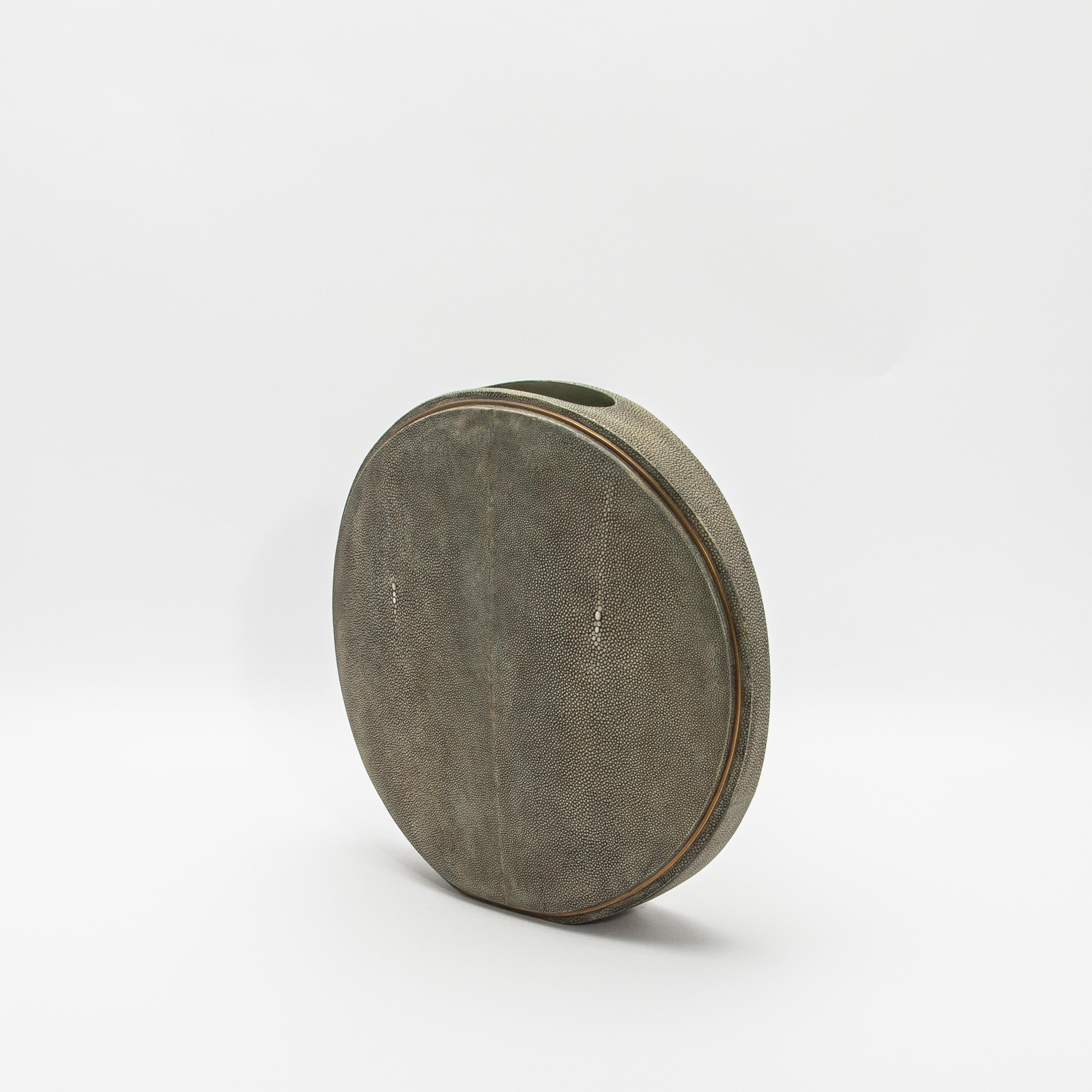 Jarrón de piel de zapa con detalles de latón de R & Y Augousti Filipino en venta