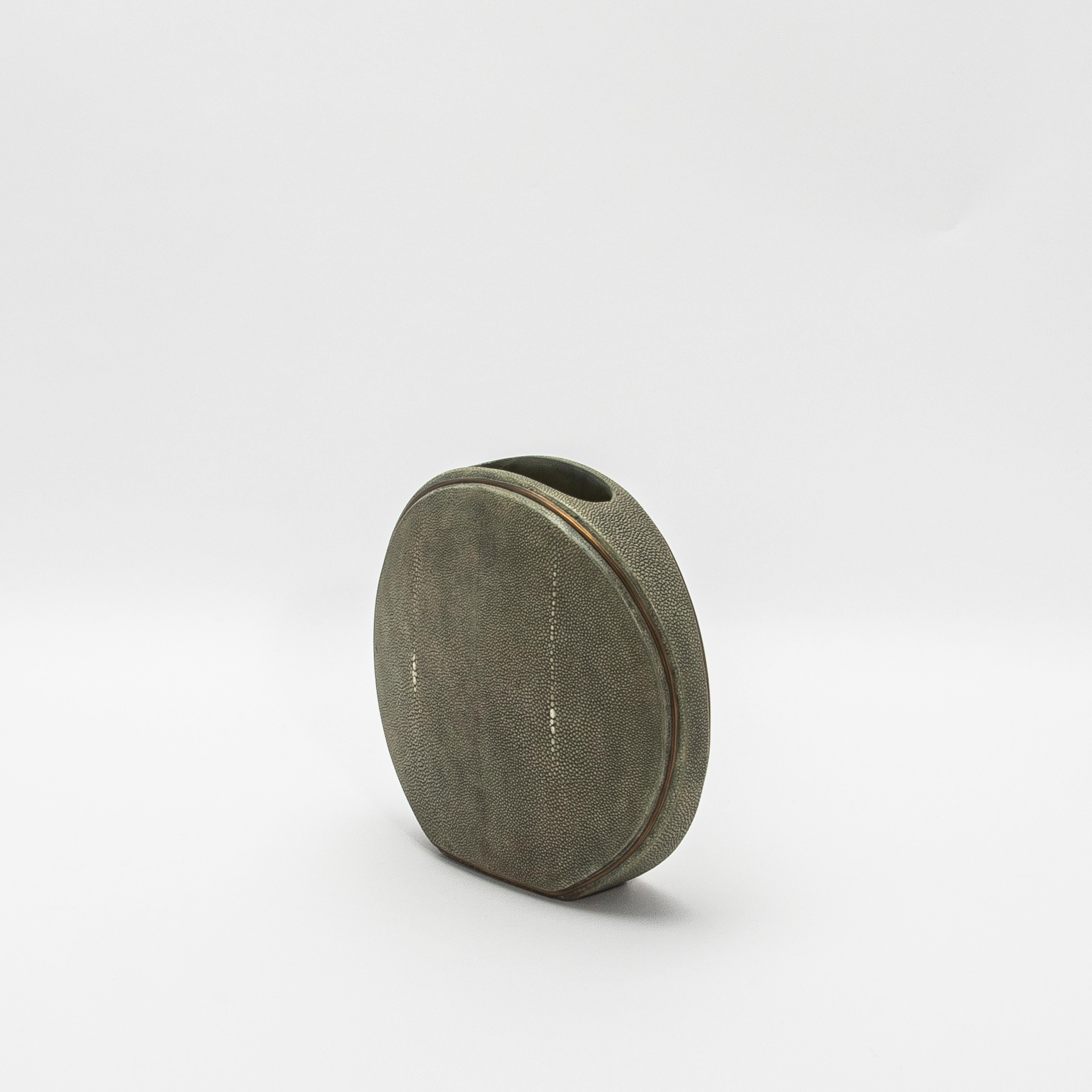 Jarrón de piel de zapa con detalles de latón de R & Y Augousti Filipino en venta