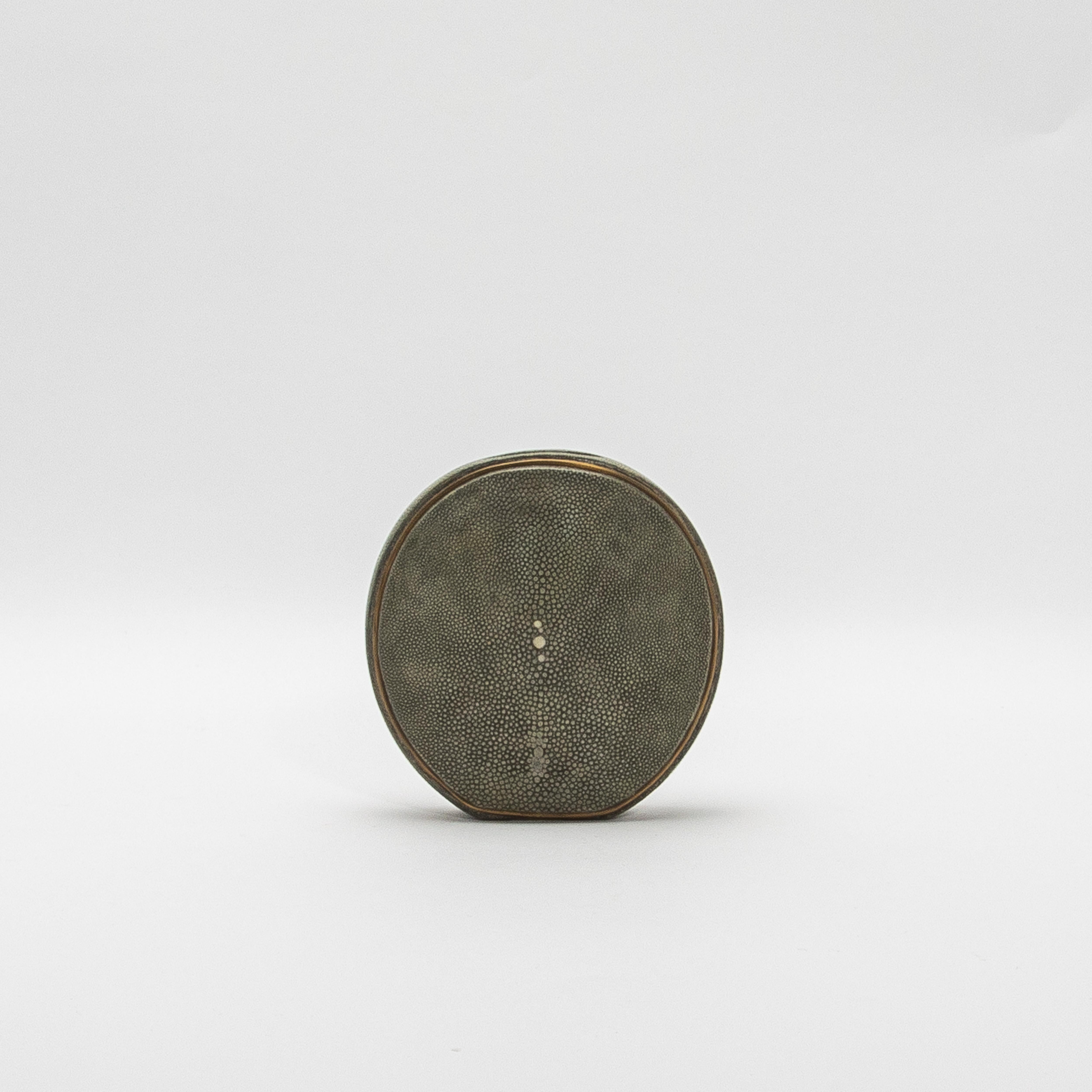 Jarrón de piel de zapa con detalles de latón de R & Y Augousti Hecho a mano en venta