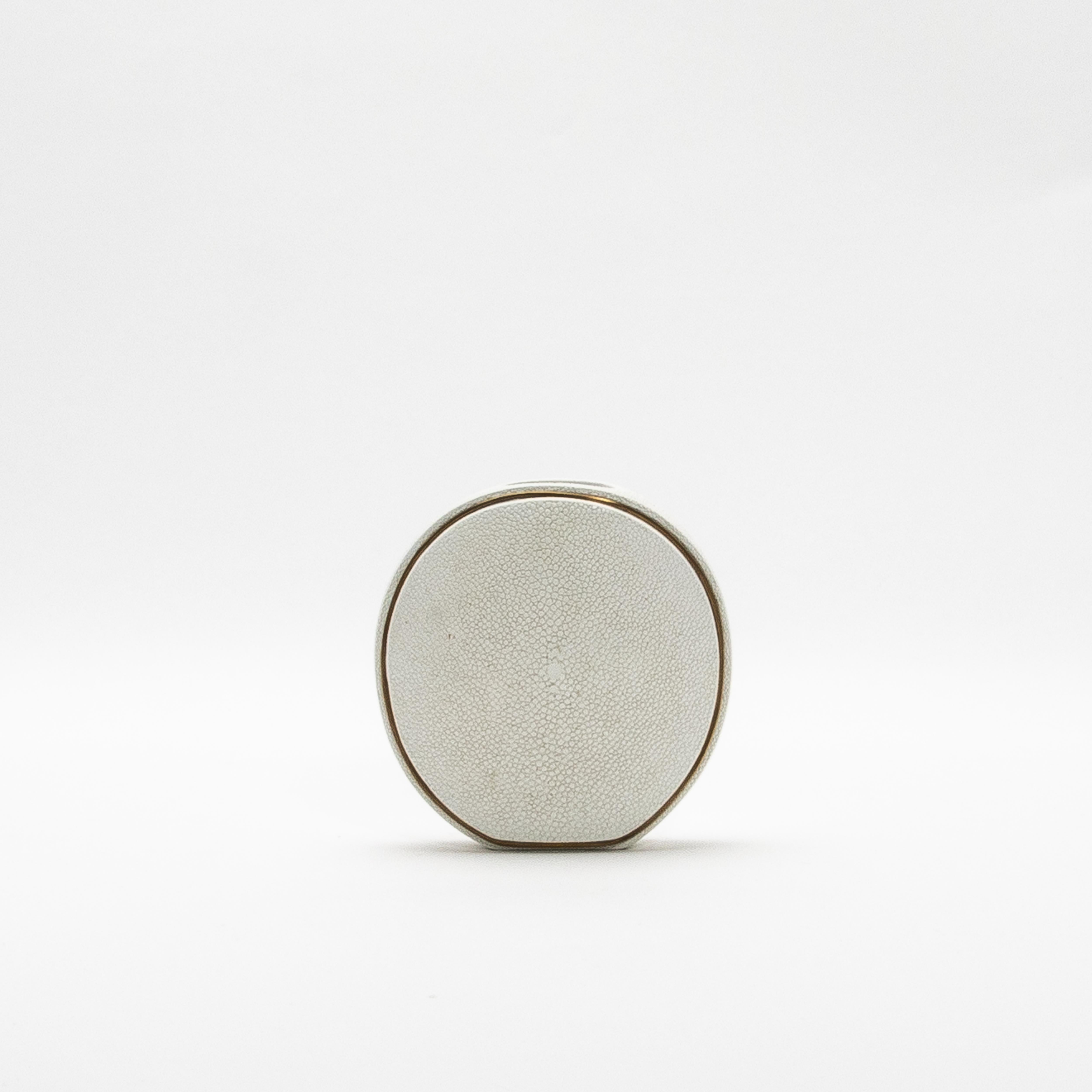 Shagreen-Vase mit Messingdetails von R&Y Augousti (Handgefertigt) im Angebot