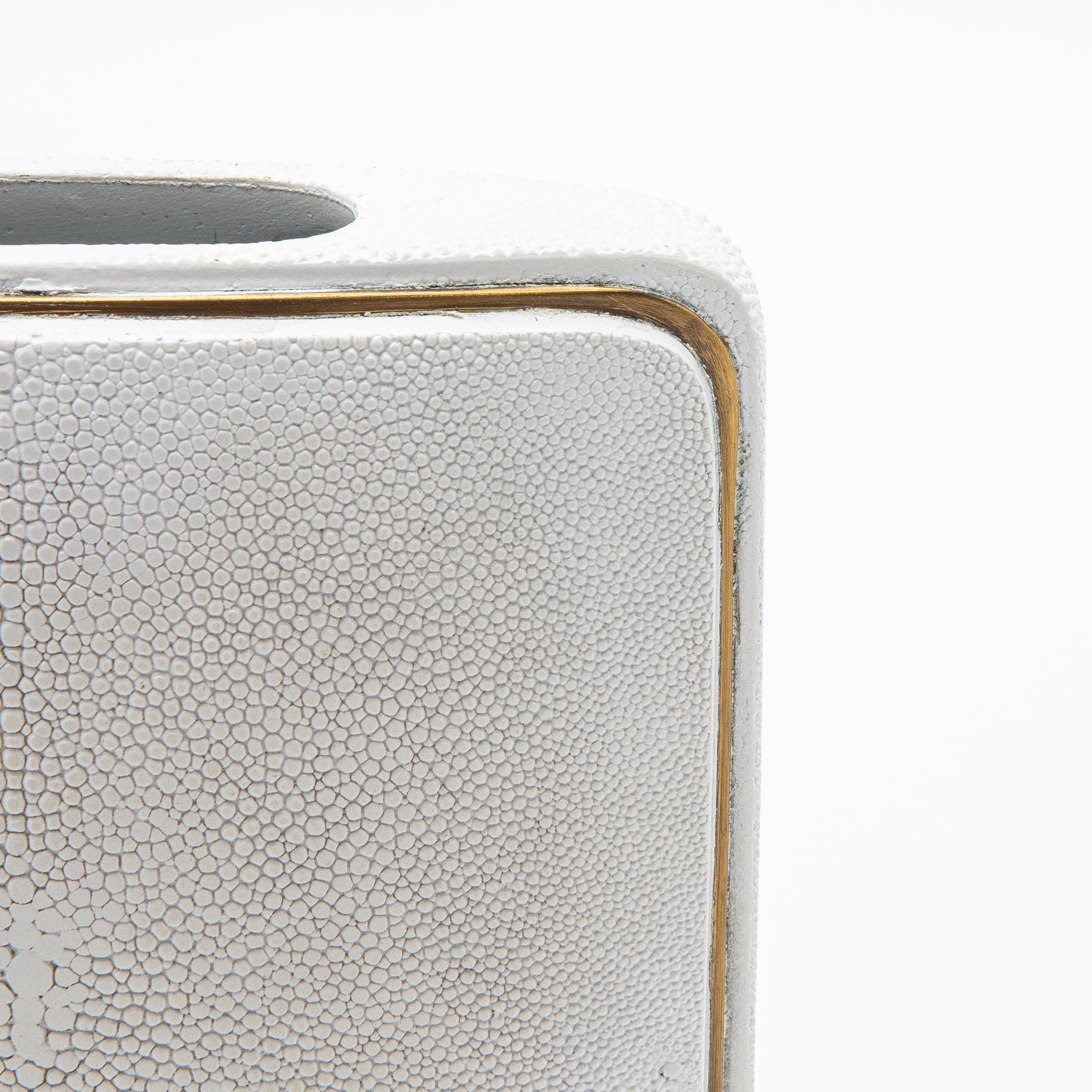 Shagreen-Vase mit Messingdetails von R&Y Augousti im Zustand „Hervorragend“ im Angebot in West Hollywood, CA