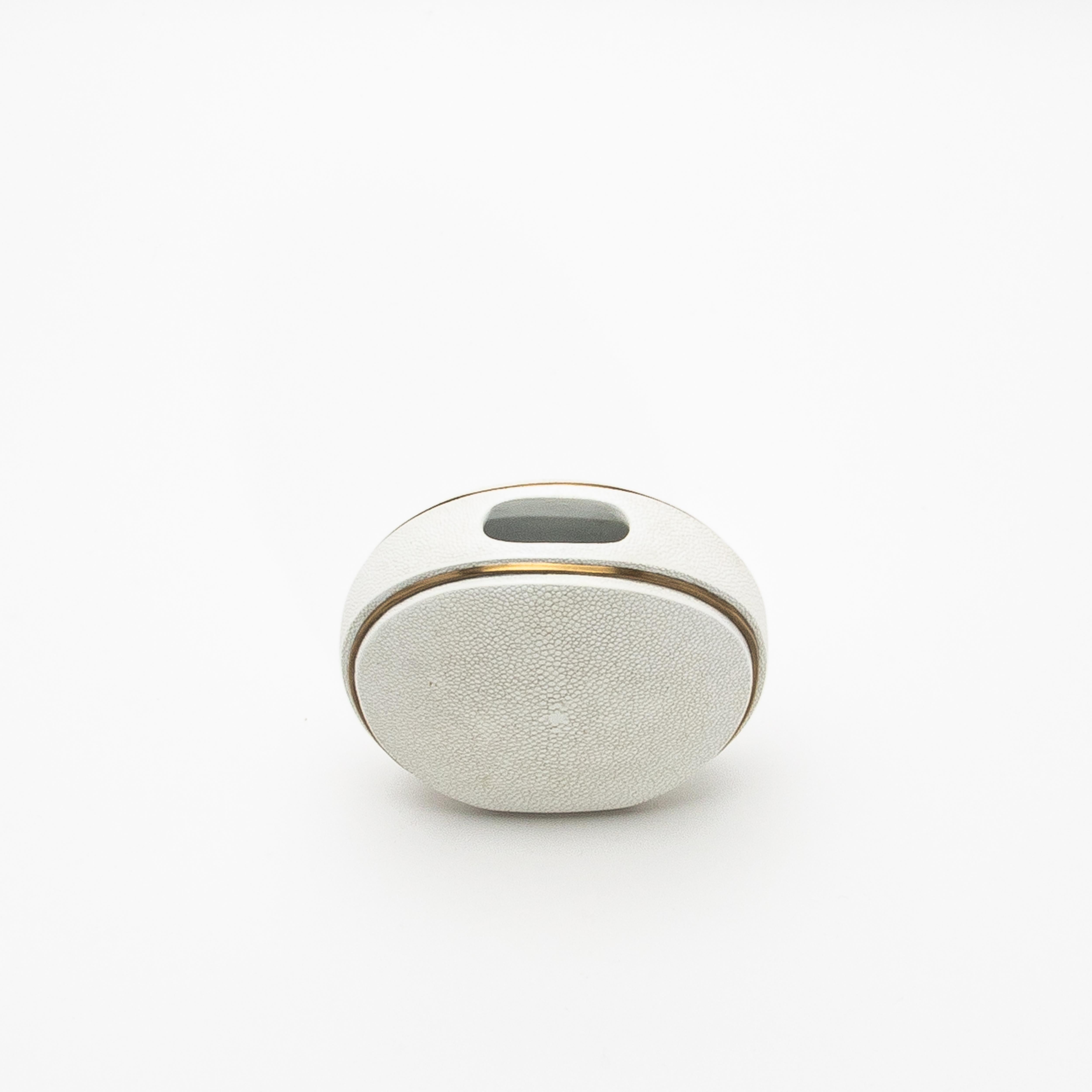 Shagreen-Vase mit Messingdetails von R&Y Augousti im Zustand „Hervorragend“ im Angebot in West Hollywood, CA