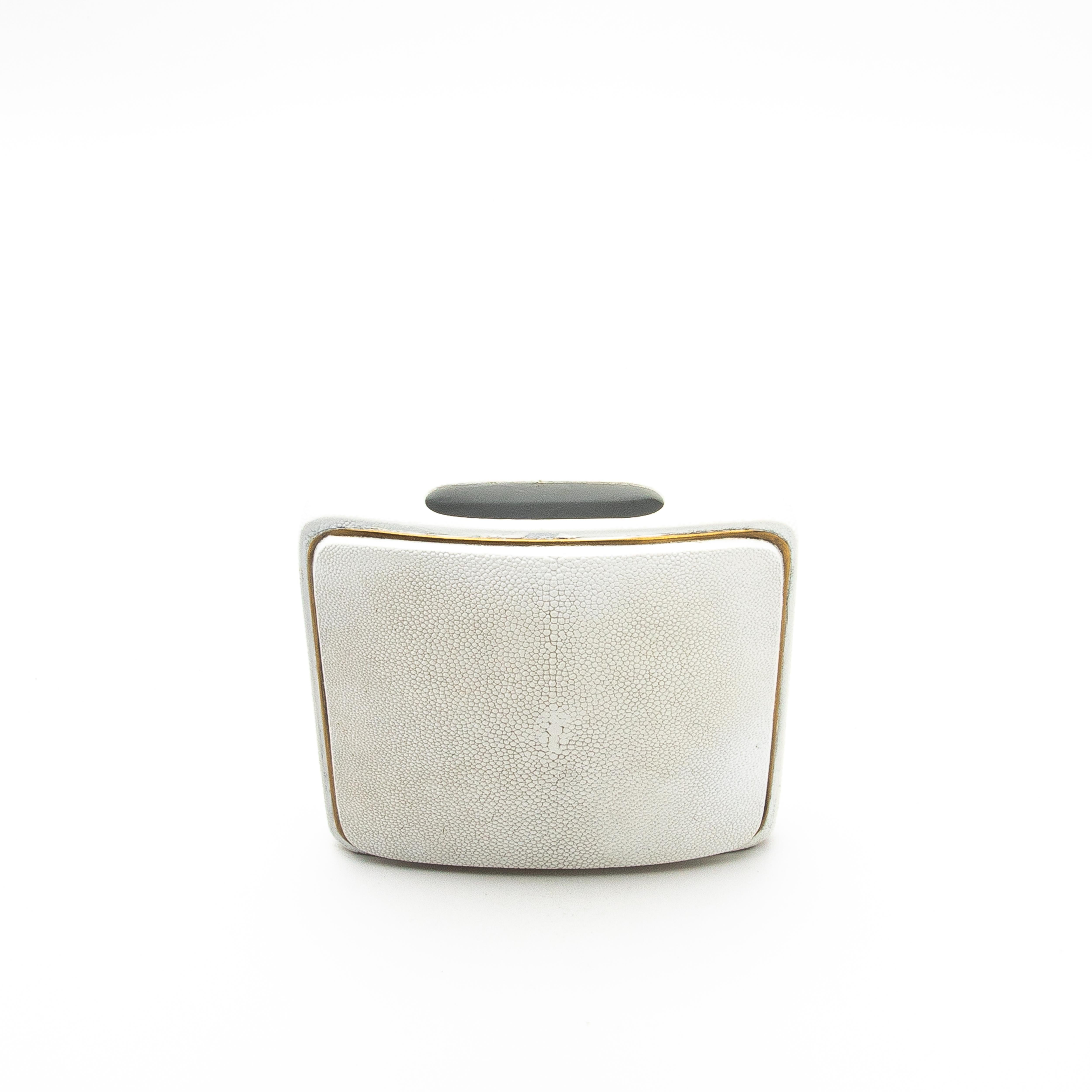 Shagreen-Vase mit Messingdetails von R&Y Augousti (21. Jahrhundert und zeitgenössisch) im Angebot