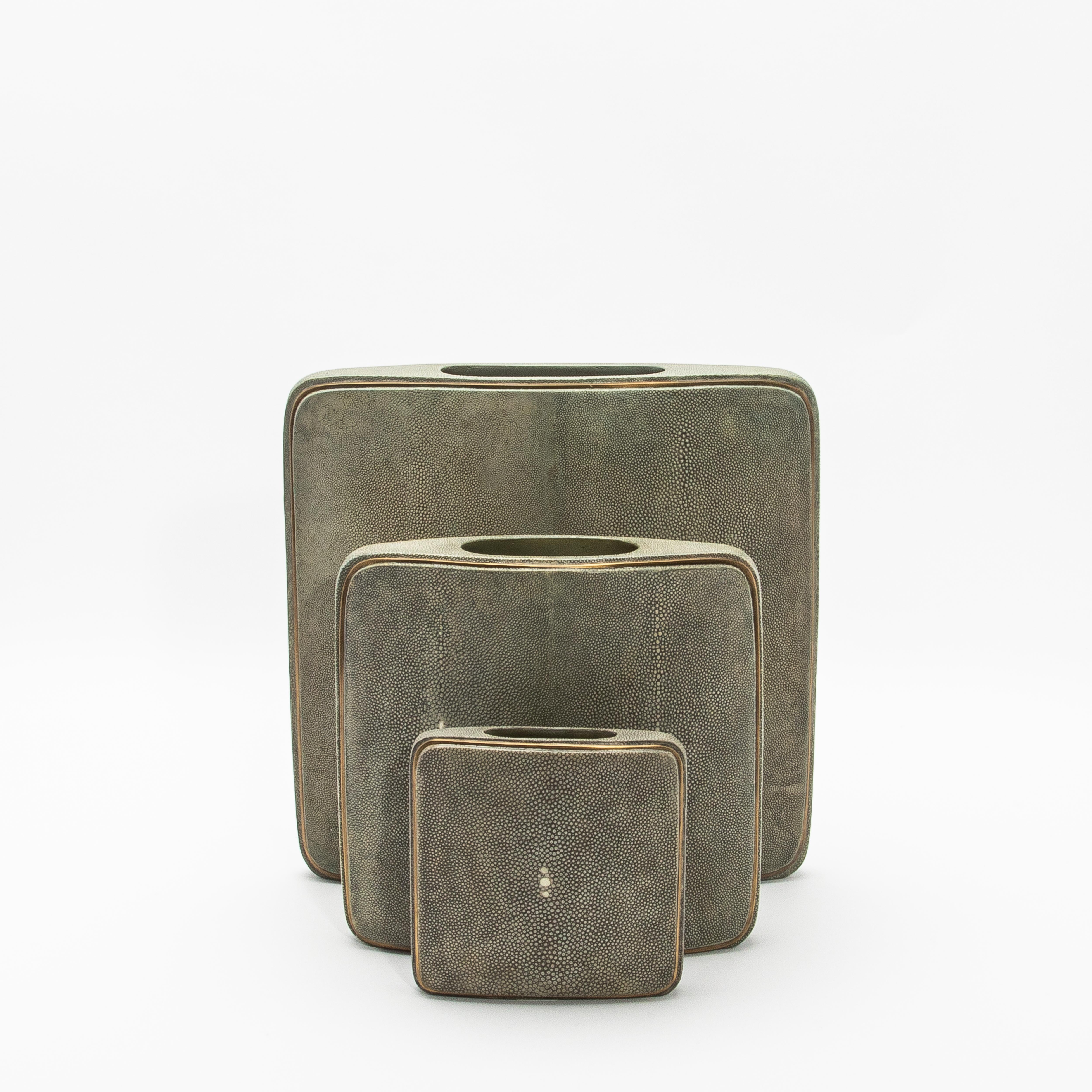 XXIe siècle et contemporain Vase en galuchat avec détails en laiton par R&Y Augousti en vente