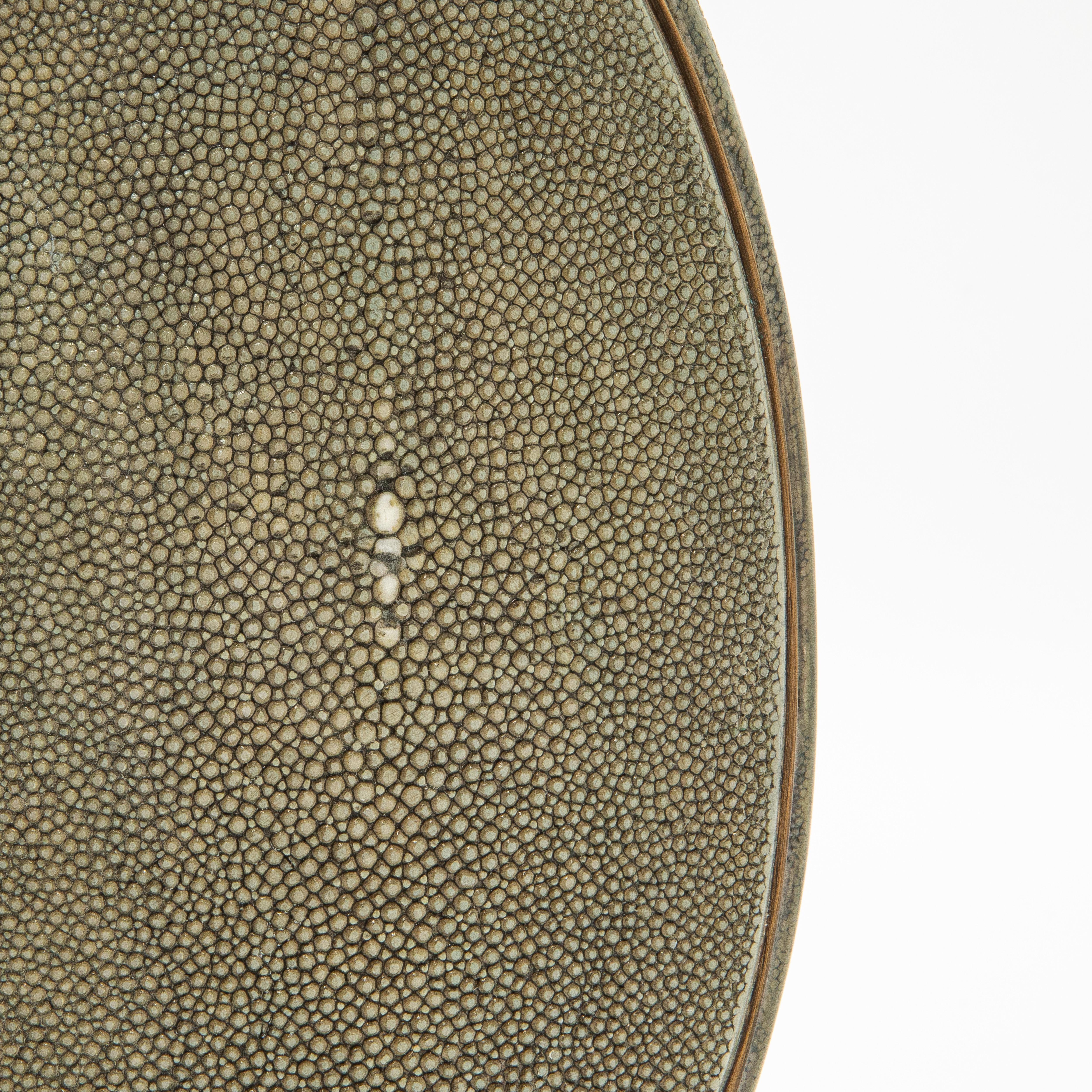 XXIe siècle et contemporain Vase en galuchat avec détails en laiton par R&Y Augousti en vente