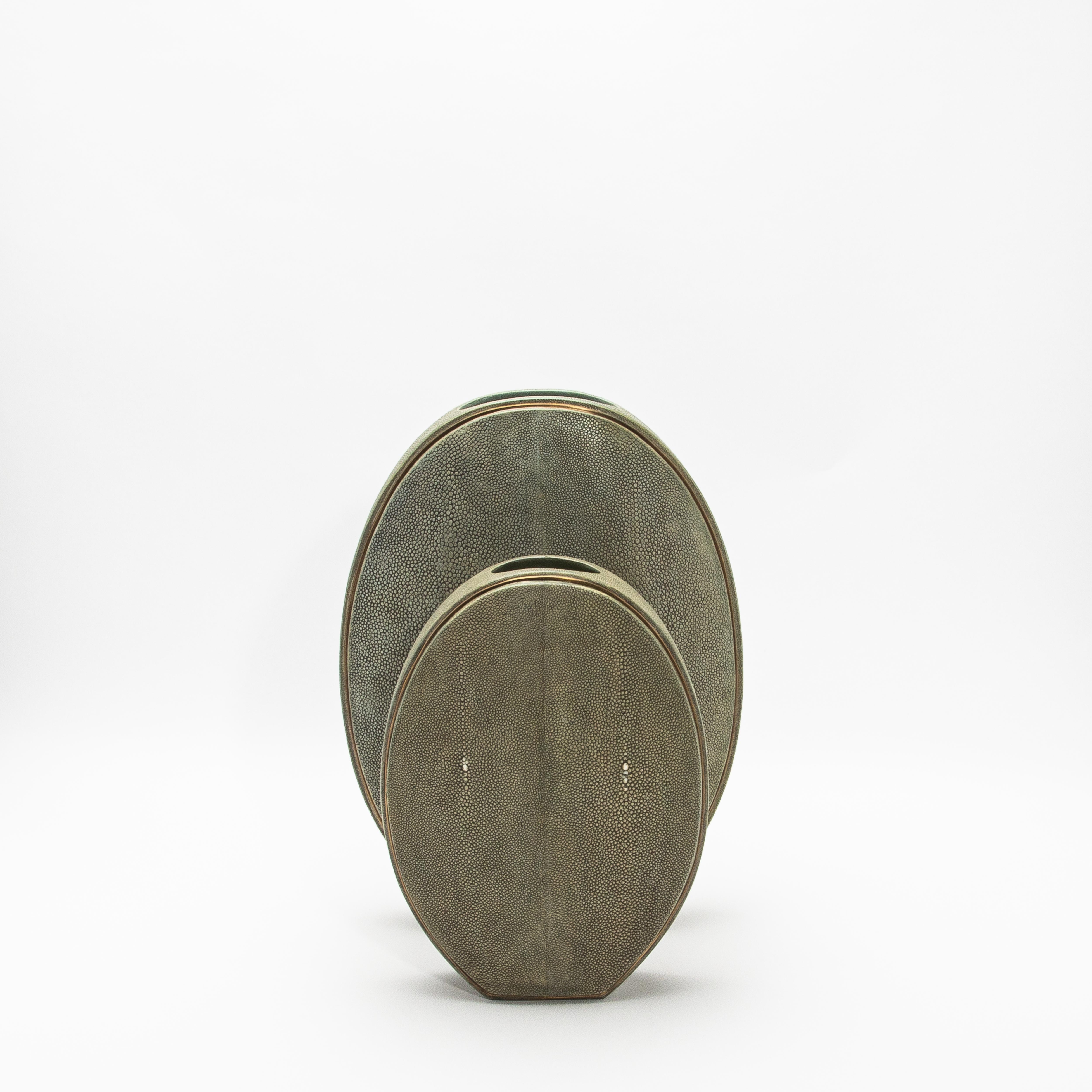 Jarrón de piel de zapa con detalles de latón de R & Y Augousti Siglo XXI y contemporáneo en venta