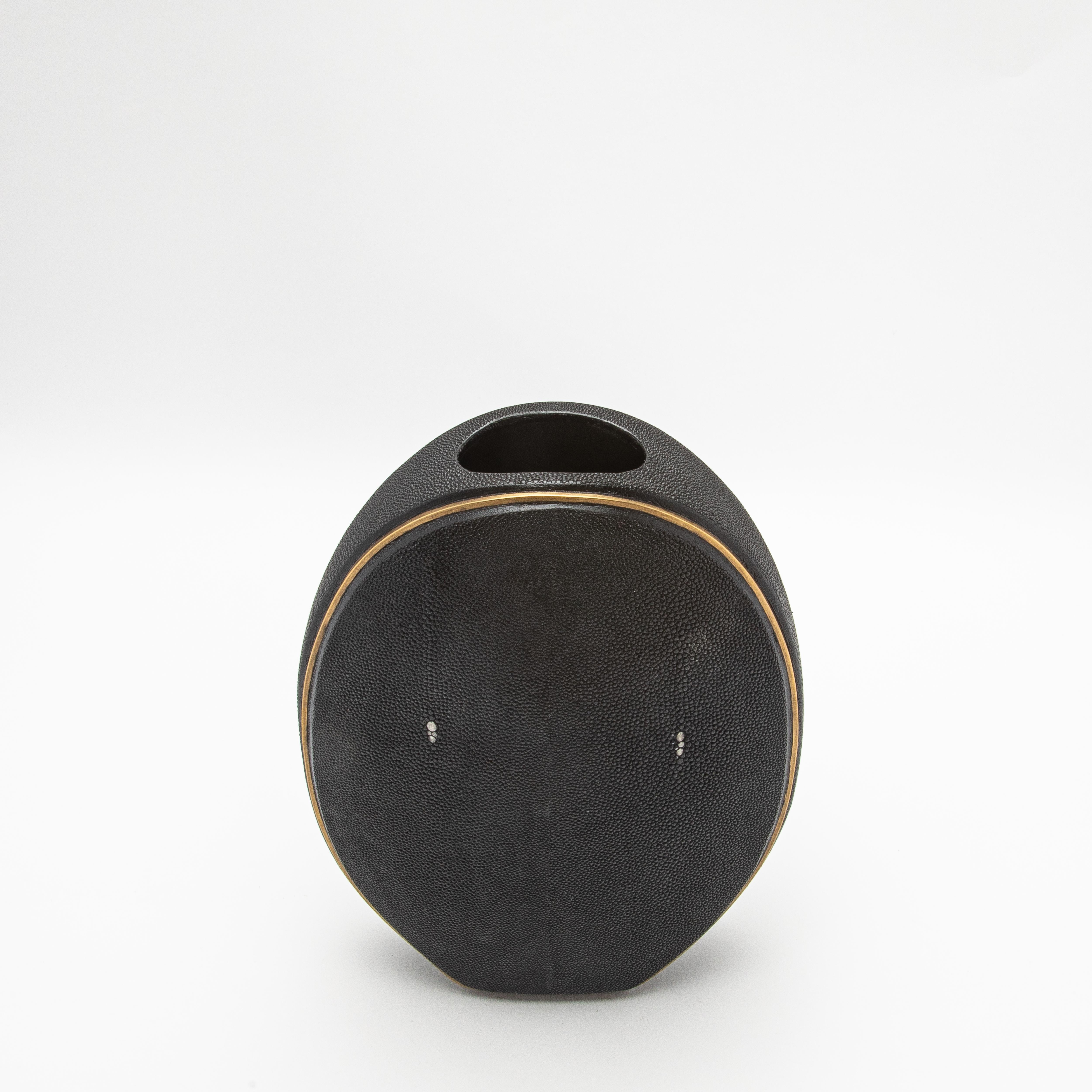 Jarrón de piel de zapa con detalles de latón de R & Y Augousti Siglo XXI y contemporáneo en venta
