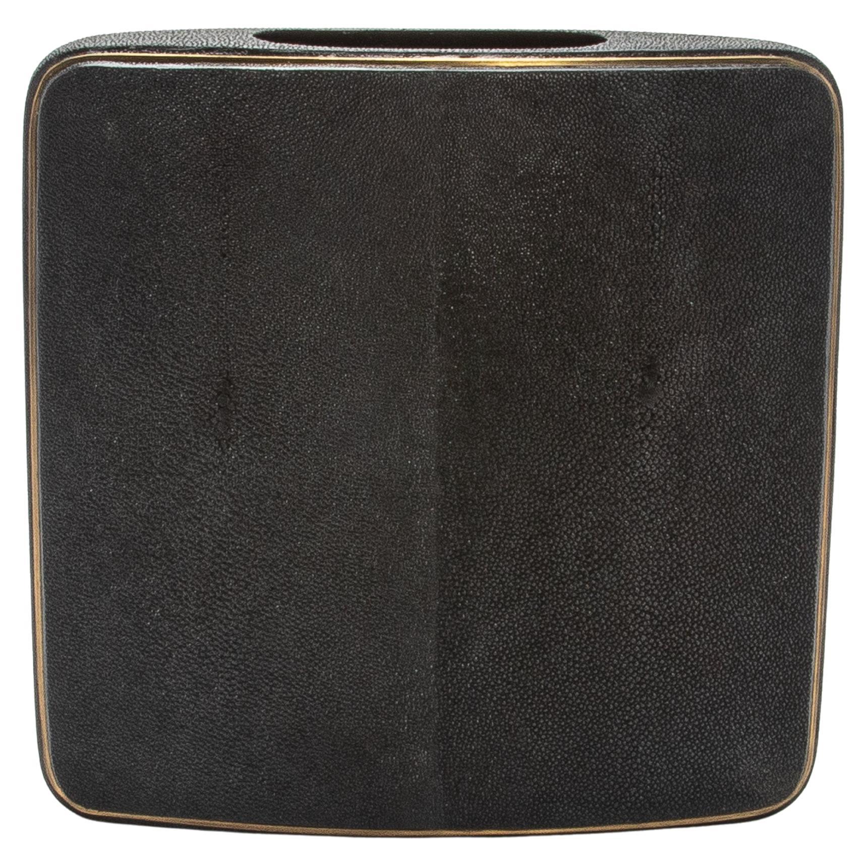 El Jarrón Shagreen de R&Y Augousti es una mezcla perfecta de materiales lujosos y artesanía refinada. Su forma cuadrada y compacta está envuelta en piel de zapa texturizada, que ofrece una textura sutil pero táctil que habla de elegancia atemporal.