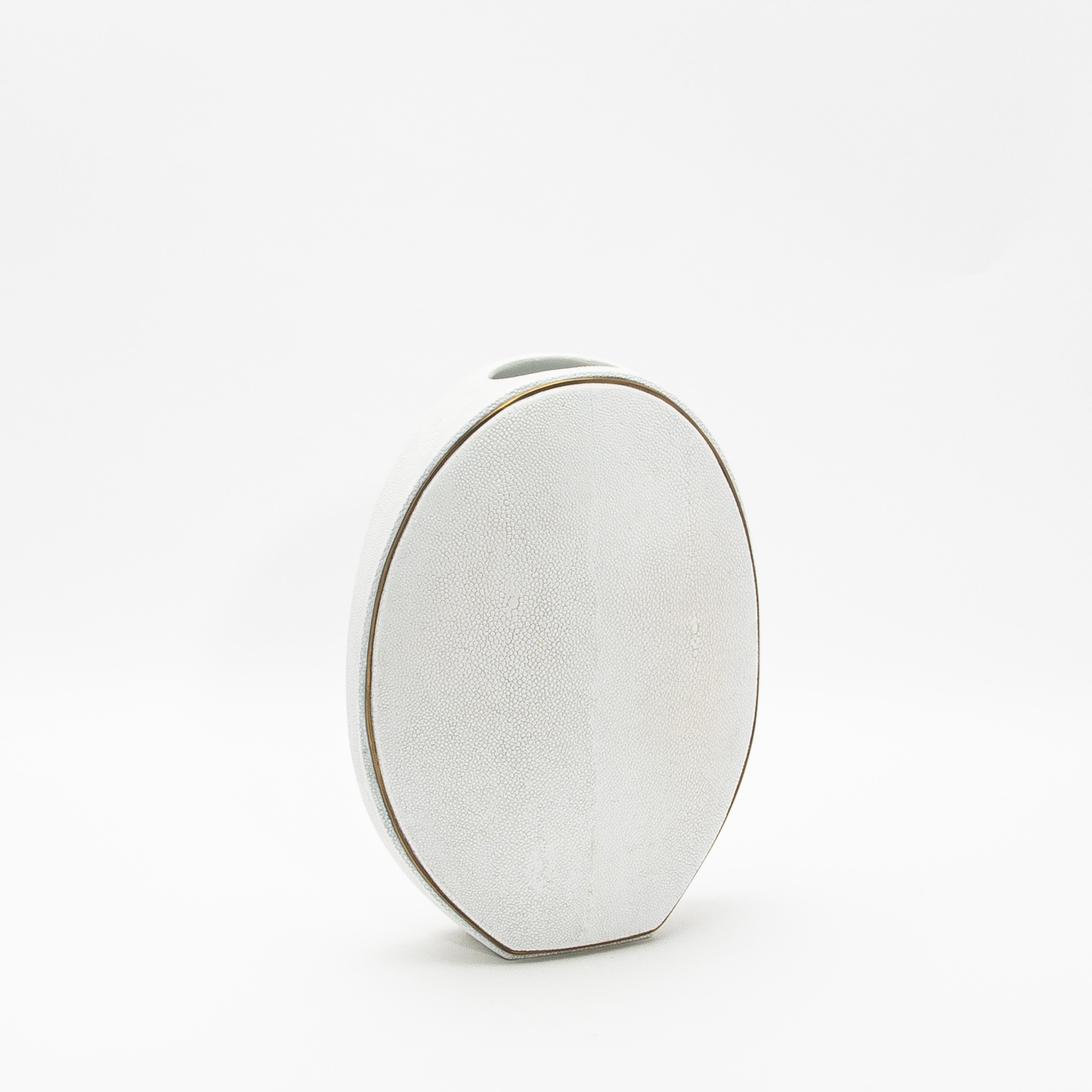 L'élégant vase ovale de R&Y Augousti, réalisé en galuchat et rehaussé de laiton, est une fusion sophistiquée de textures organiques et de détails luxueux. Sa silhouette ovale présente une forme saisissante, rehaussée par le placement méticuleux du