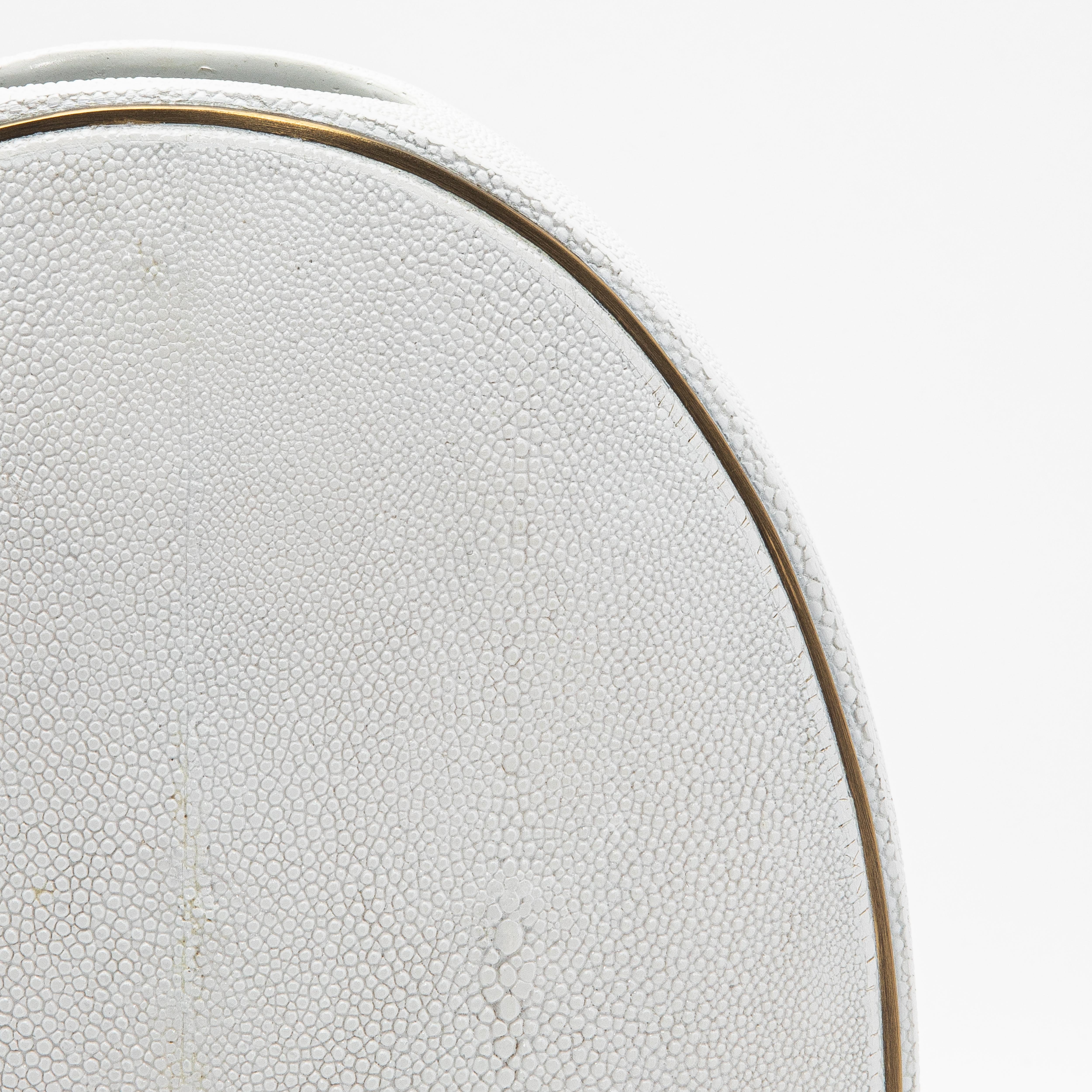 Fait main Vase en galuchat avec détails en laiton patiné par R&Y Augousti en vente