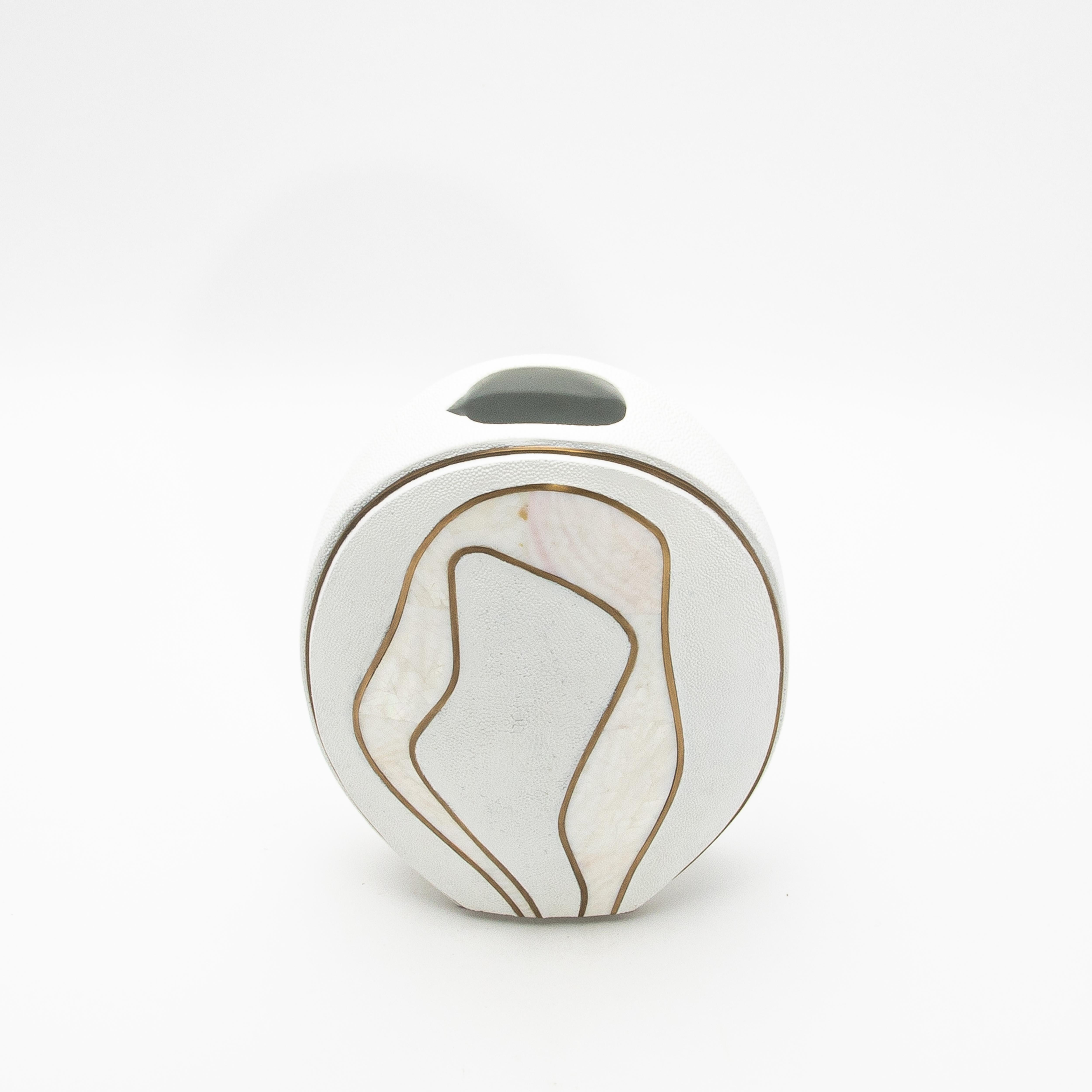 Shagreen-Vase mit Perlmutt- und Messingdetails von R&Y Augousti im Zustand „Neu“ im Angebot in West Hollywood, CA