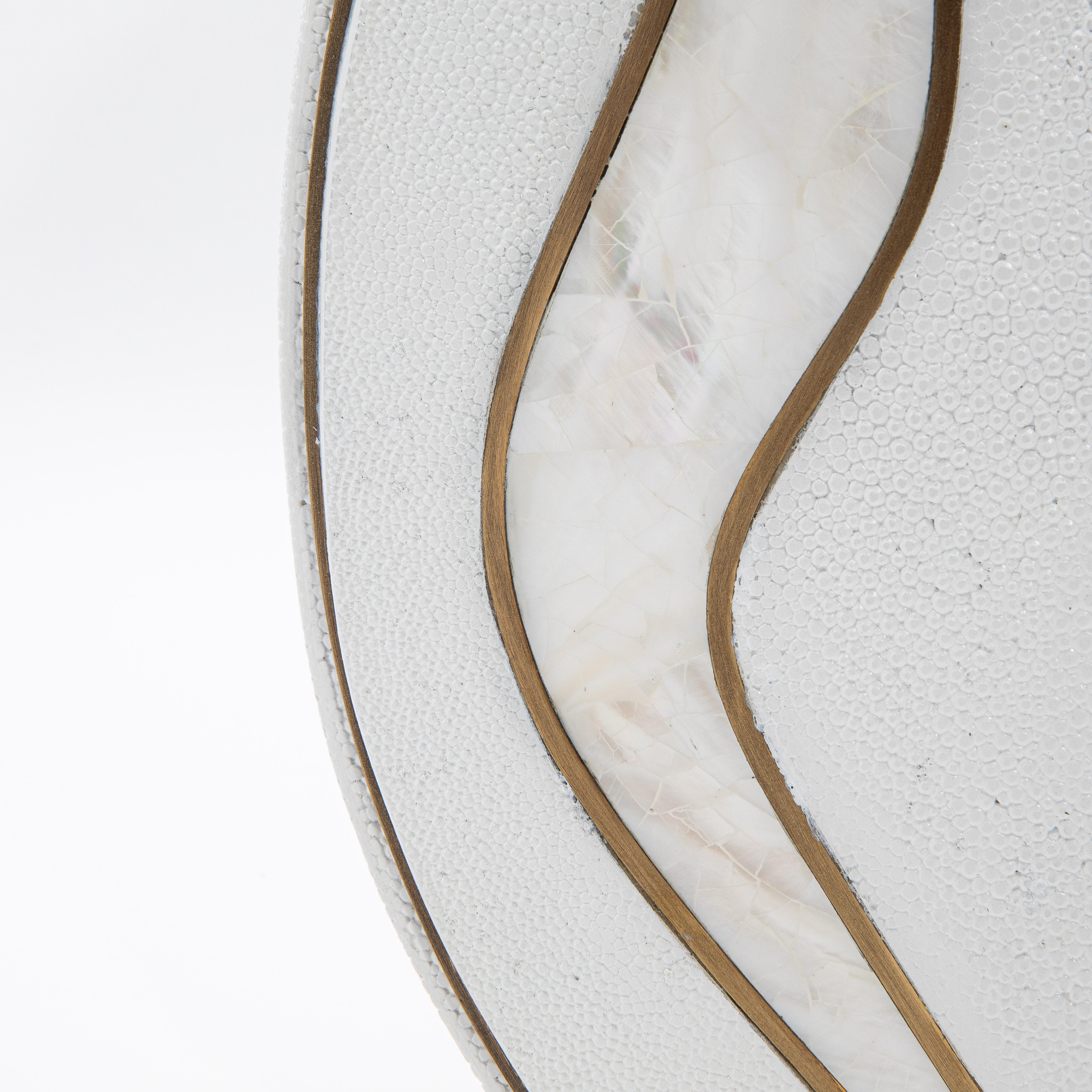 Shagreen-Vase mit Perlmutt- und Messingdetails von R&Y Augousti (21. Jahrhundert und zeitgenössisch) im Angebot