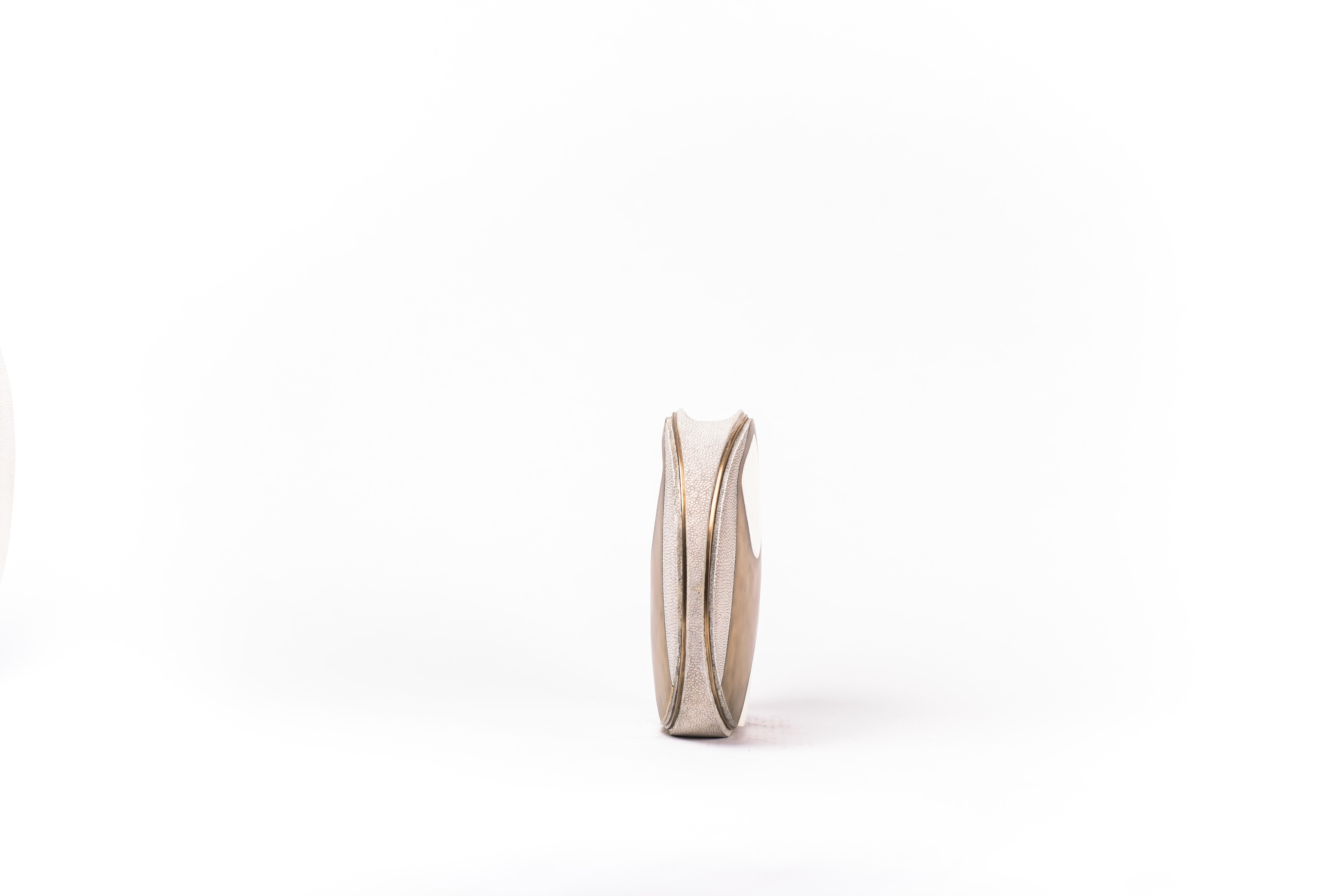 Shagreen-Vase mit Stiftmuschel und Bronze-Patina-Messing-Details von R&Y Augousti im Angebot 4
