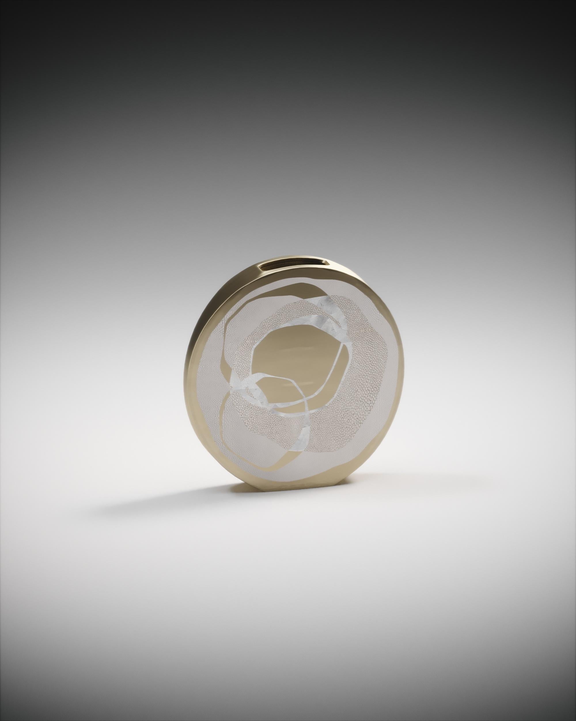 Vase en galuchat avec coquille de stylo et détails en laiton Bronze-Patina de R&Y Augousti en vente 5