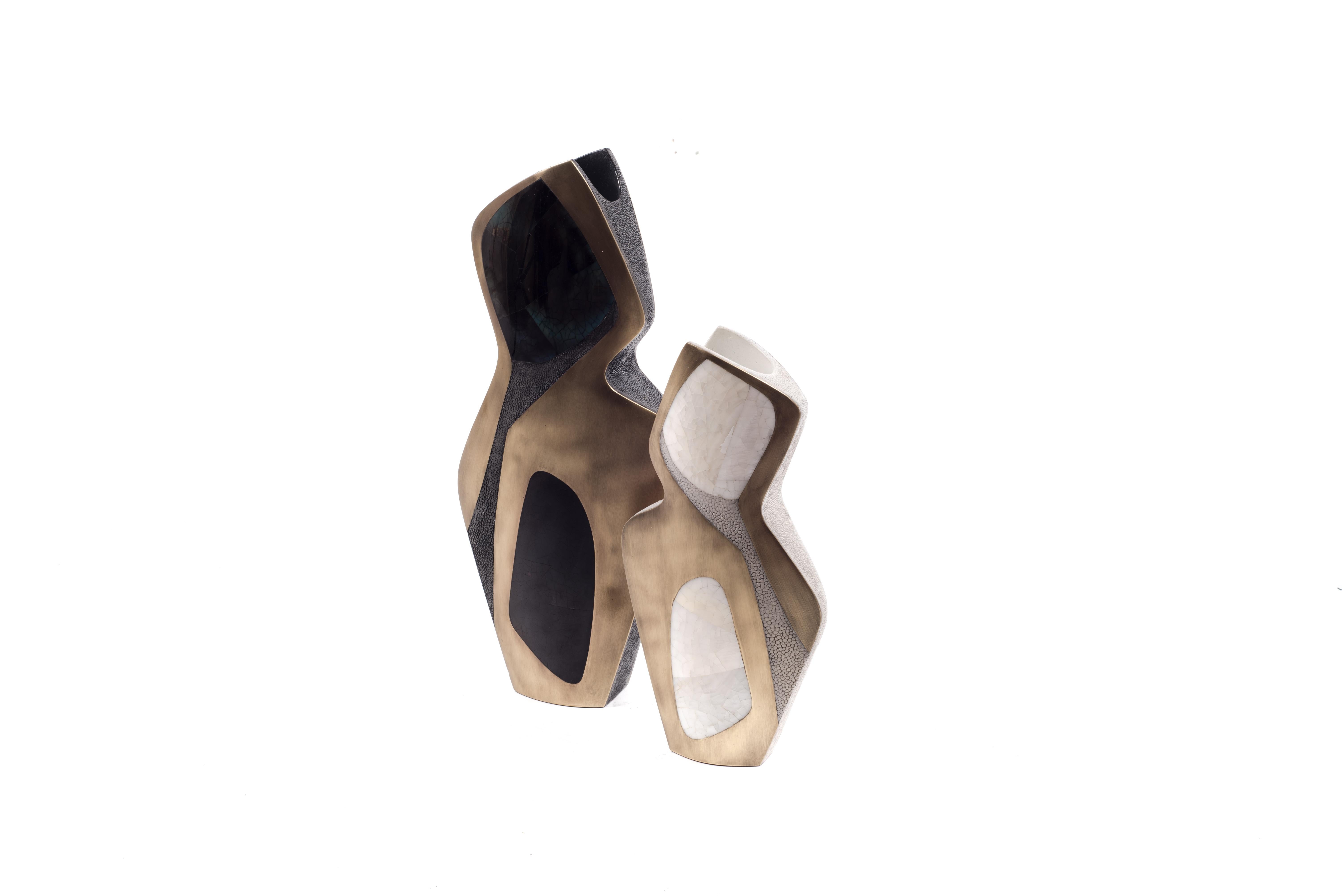 Shagreen-Vase mit Stiftmuschel und Bronze-Patina-Messing-Details von R&Y Augousti im Angebot 7