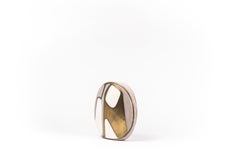 Vaso in zigrino con conchiglia a penna e dettagli in ottone patinato di R & Y Augousti