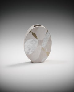 Vaso in zigrino con conchiglia a penna e dettagli in ottone patinato di R & Y Augousti