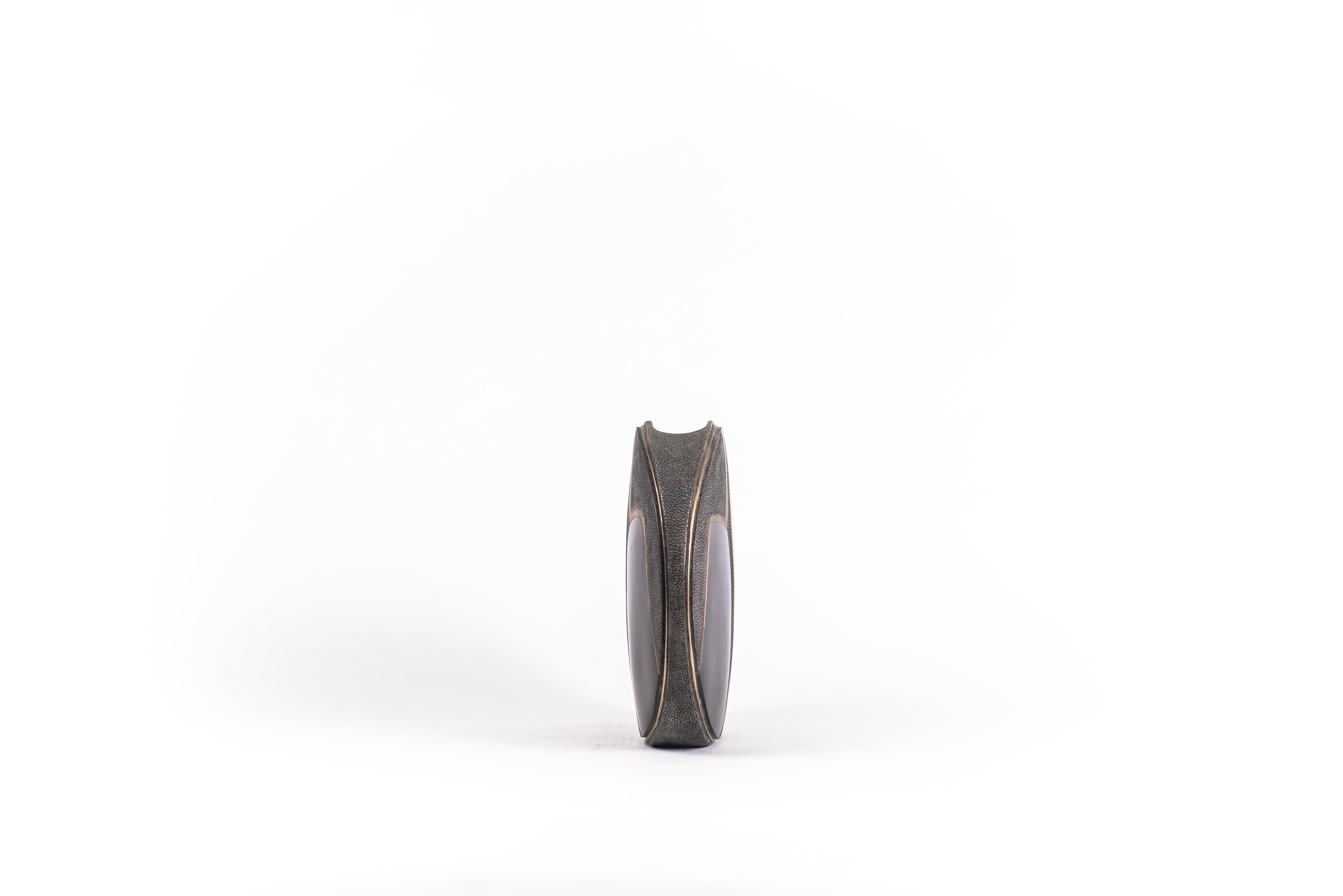 Shagreen-Vase mit Stiftmuschel und Bronze-Patina-Messing-Details von R&Y Augousti (Art déco) im Angebot