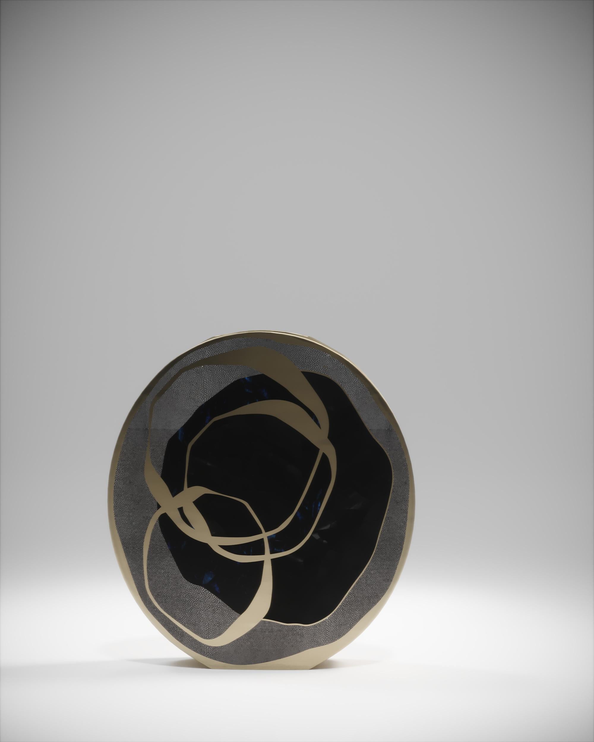 Art déco Vase en galuchat avec coquille de stylo et détails en laiton Bronze-Patina de R&Y Augousti en vente