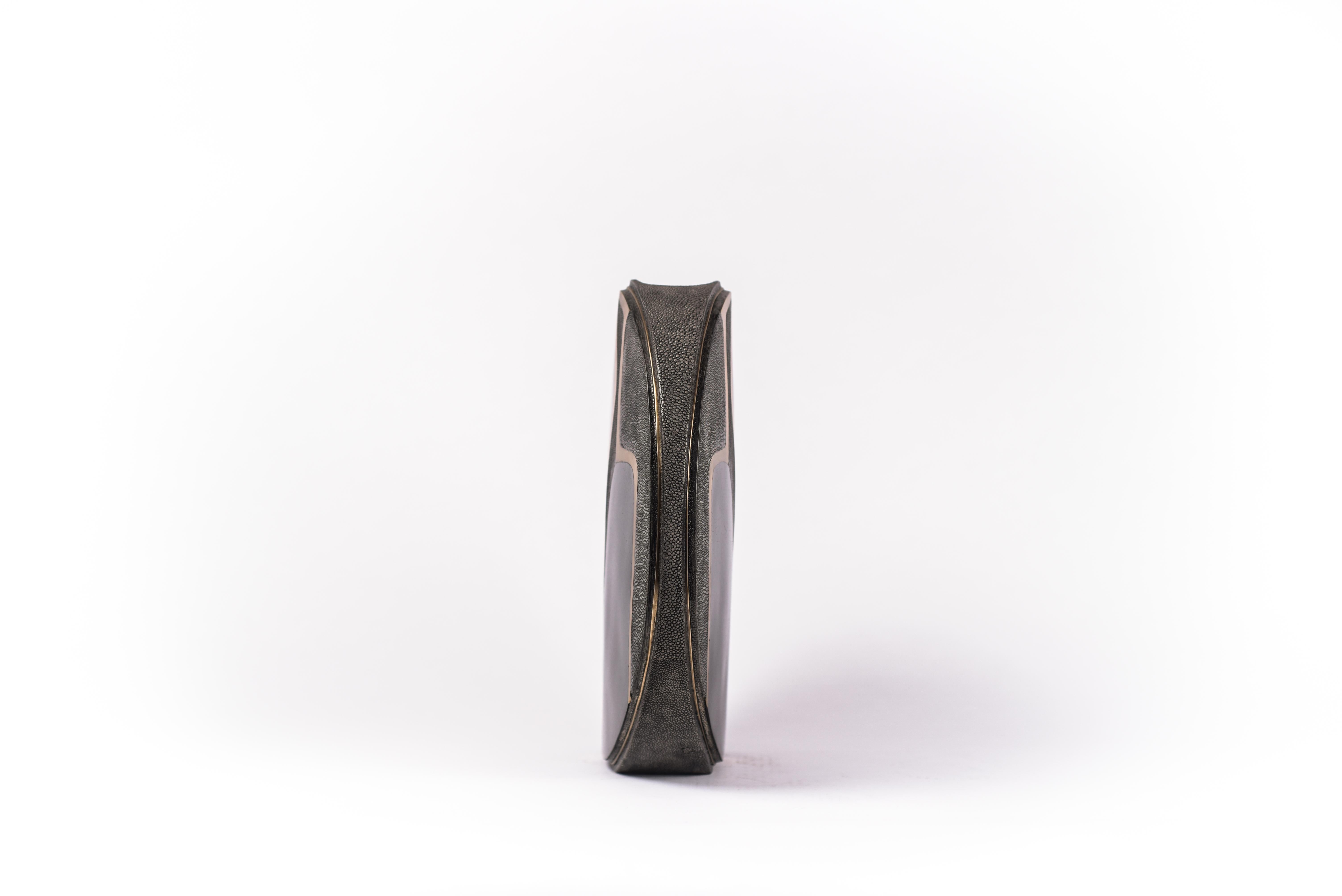 Shagreen-Vase mit Stiftmuschel und Bronze-Patina-Messing-Details von R&Y Augousti im Zustand „Neu“ im Angebot in New York, NY