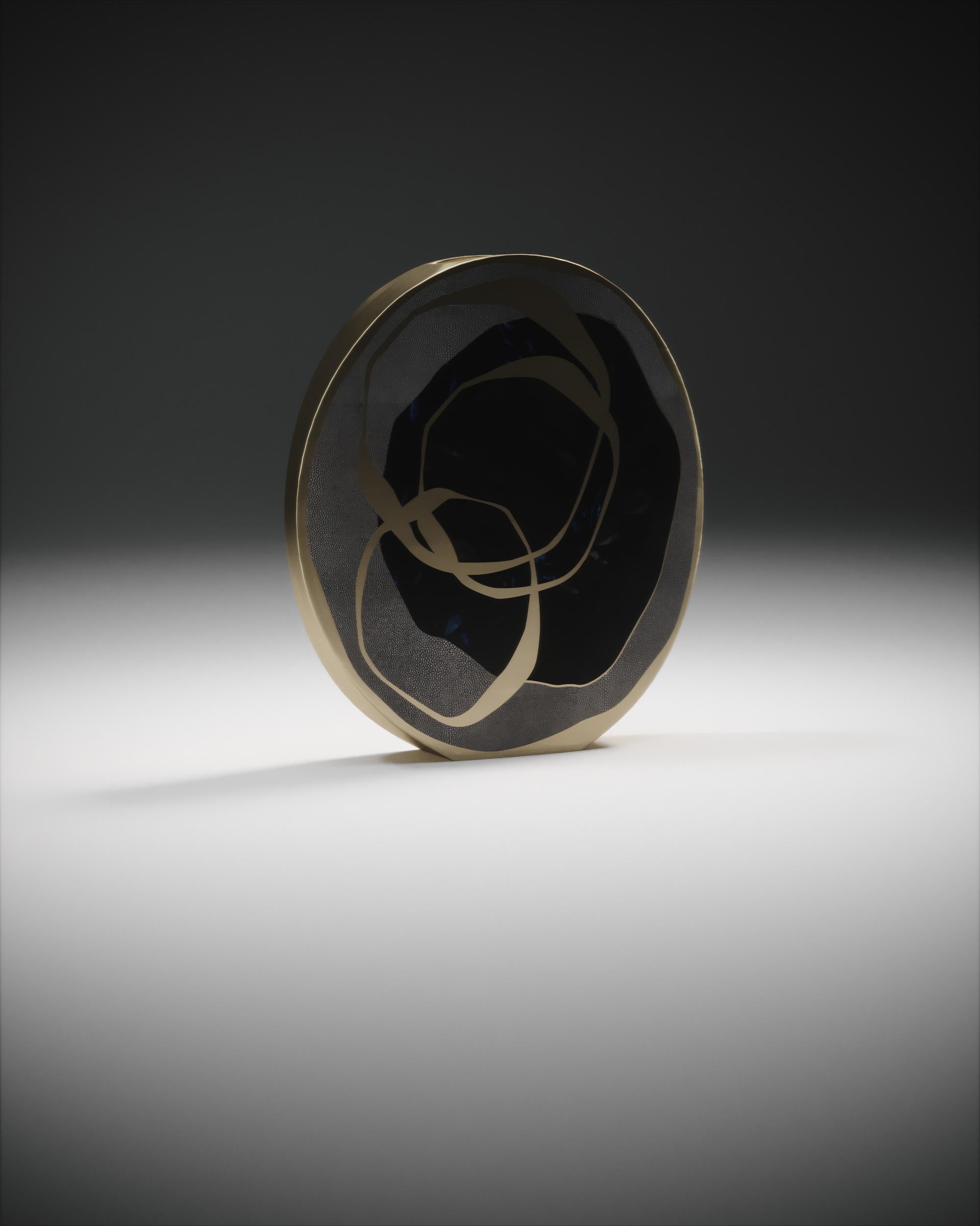 XXIe siècle et contemporain Vase en galuchat avec coquille de stylo et détails en laiton Bronze-Patina de R&Y Augousti en vente