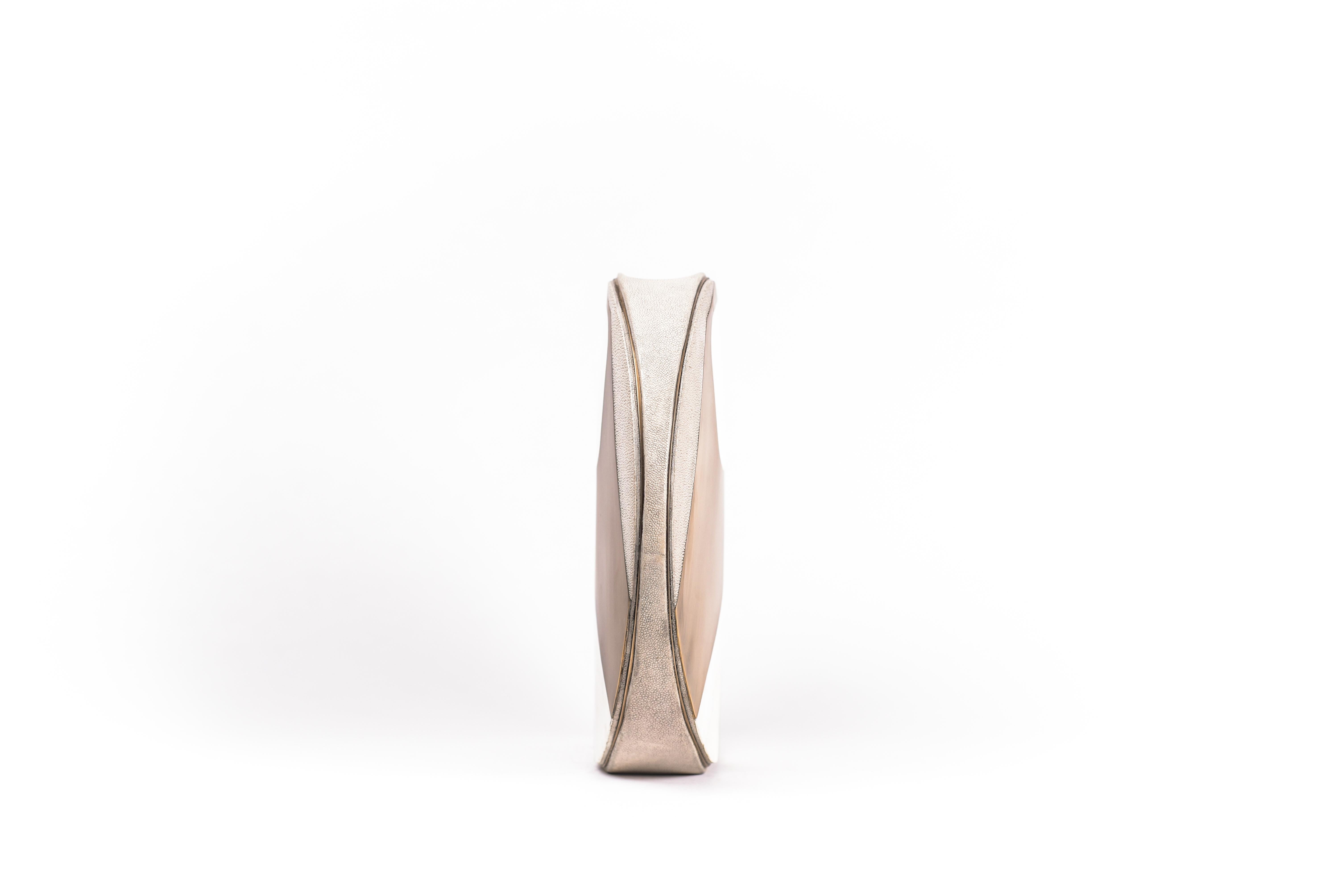 Shagreen-Vase mit Stiftmuschel und Bronze-Patina-Messing-Details von R&Y Augousti im Angebot 1