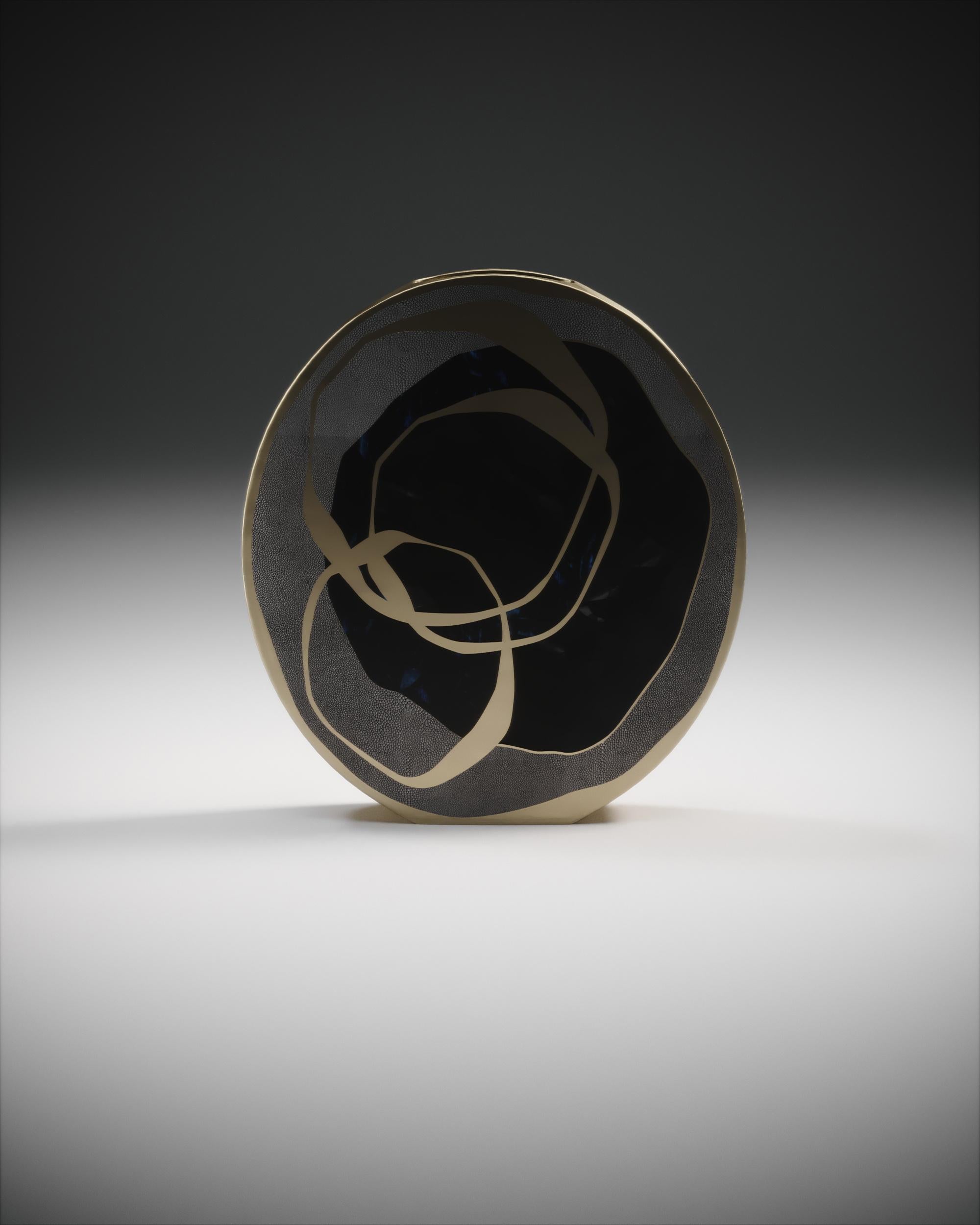 Vase en galuchat avec coquille de stylo et détails en laiton Bronze-Patina de R&Y Augousti en vente 1