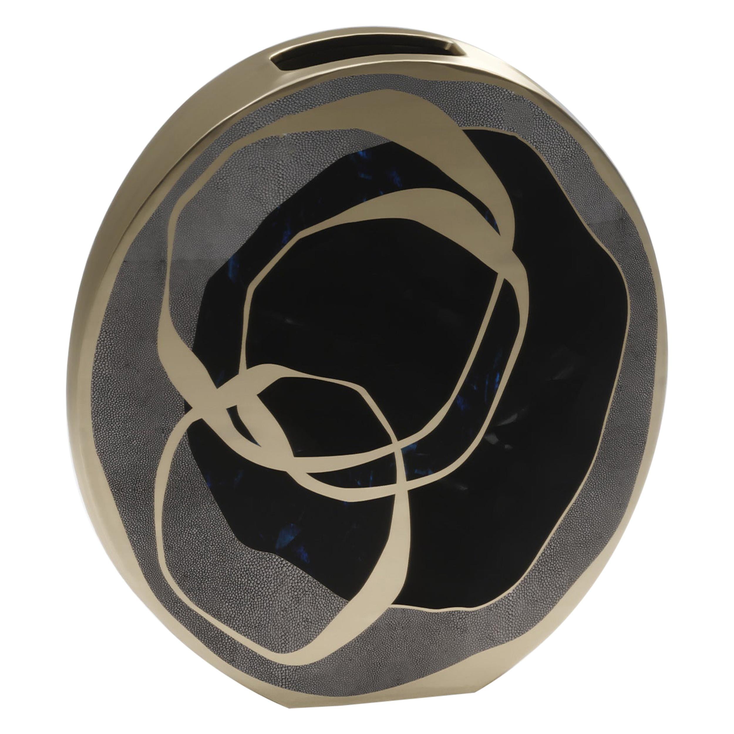 Shagreen-Vase mit Stiftmuschel und Bronze-Patina-Messing-Details von R&Y Augousti