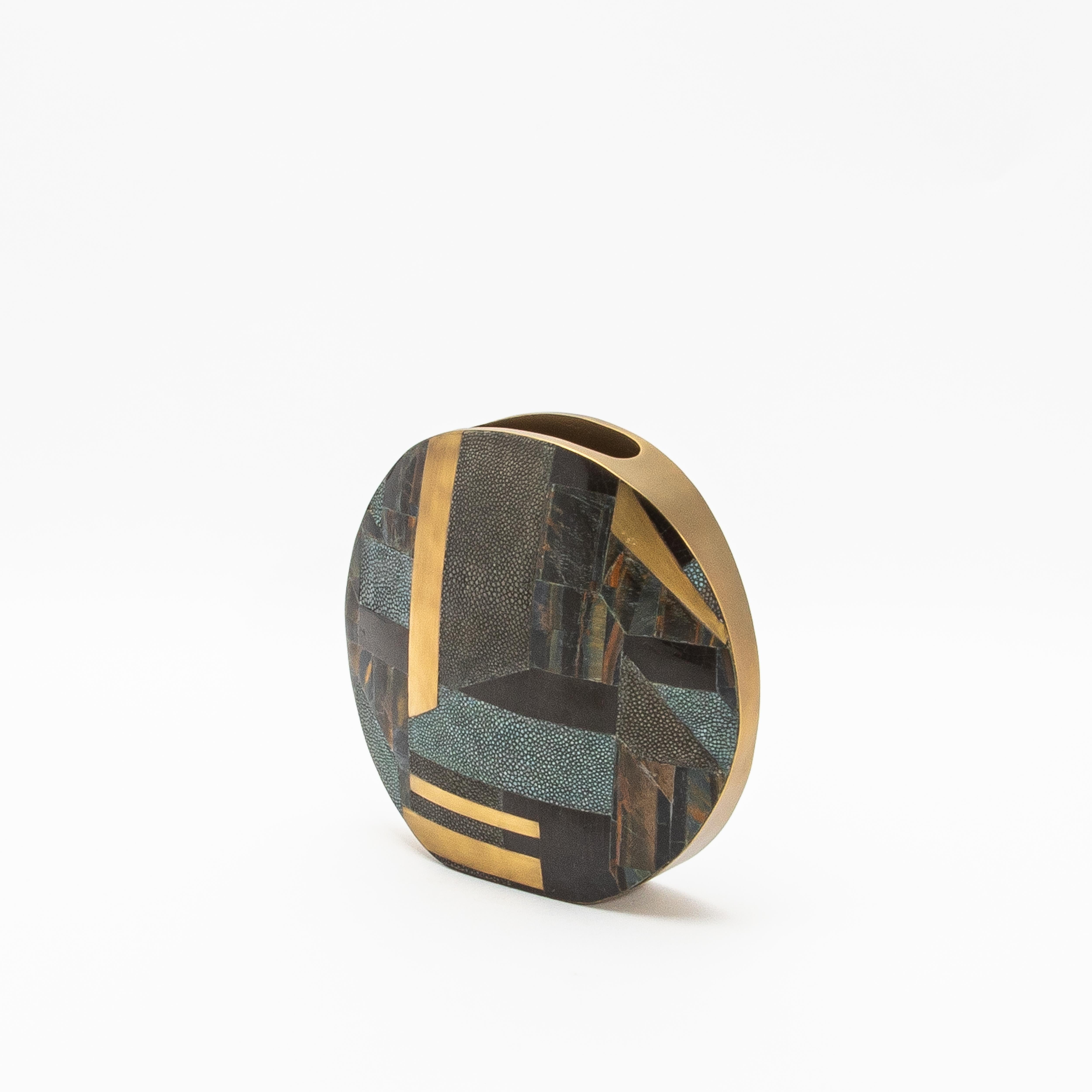 Jarrón de piel de zapa con detalles de ojo de tigre, concha y latón de R&Y Augousti Filipino en venta