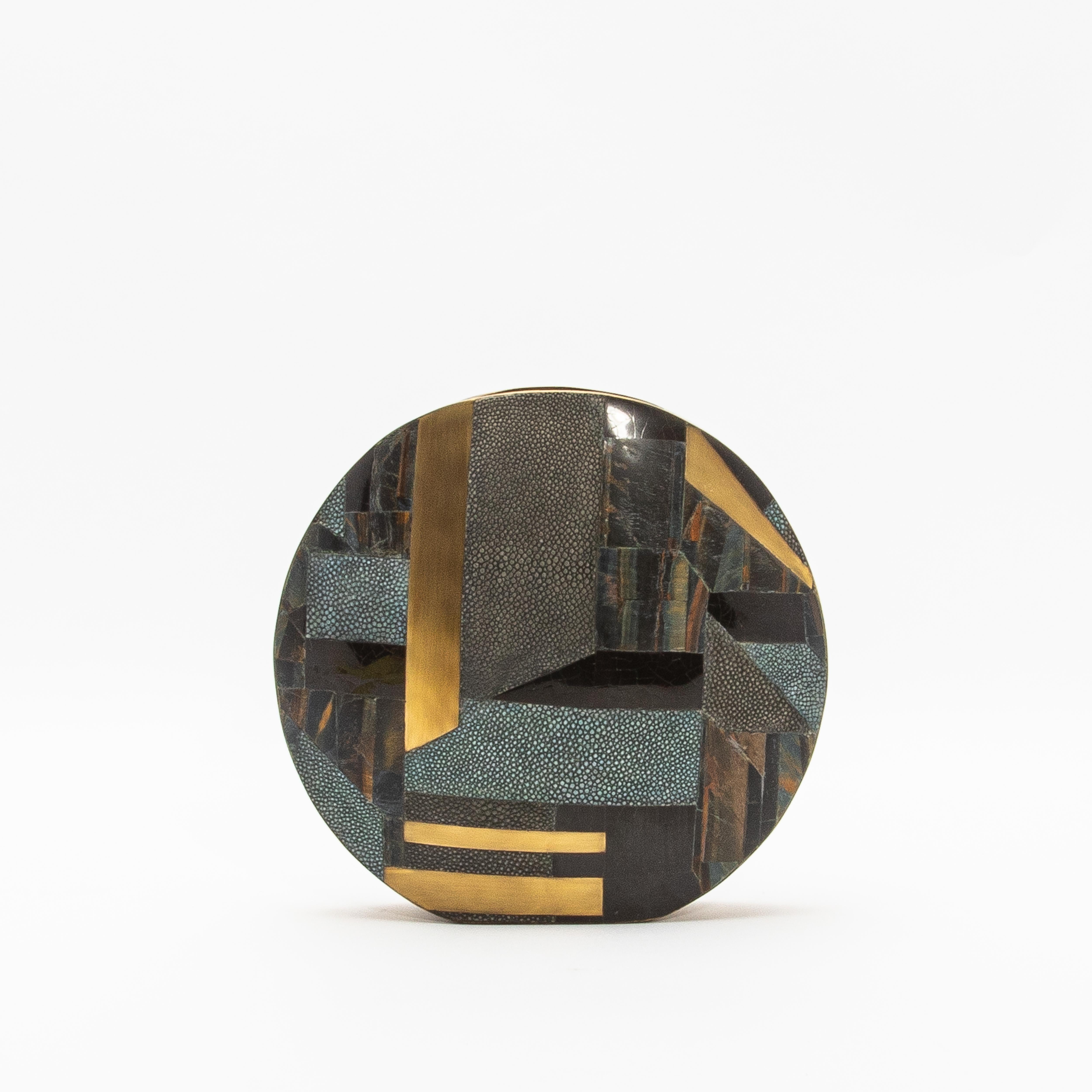 Jarrón de piel de zapa con detalles de ojo de tigre, concha y latón de R&Y Augousti Hecho a mano en venta