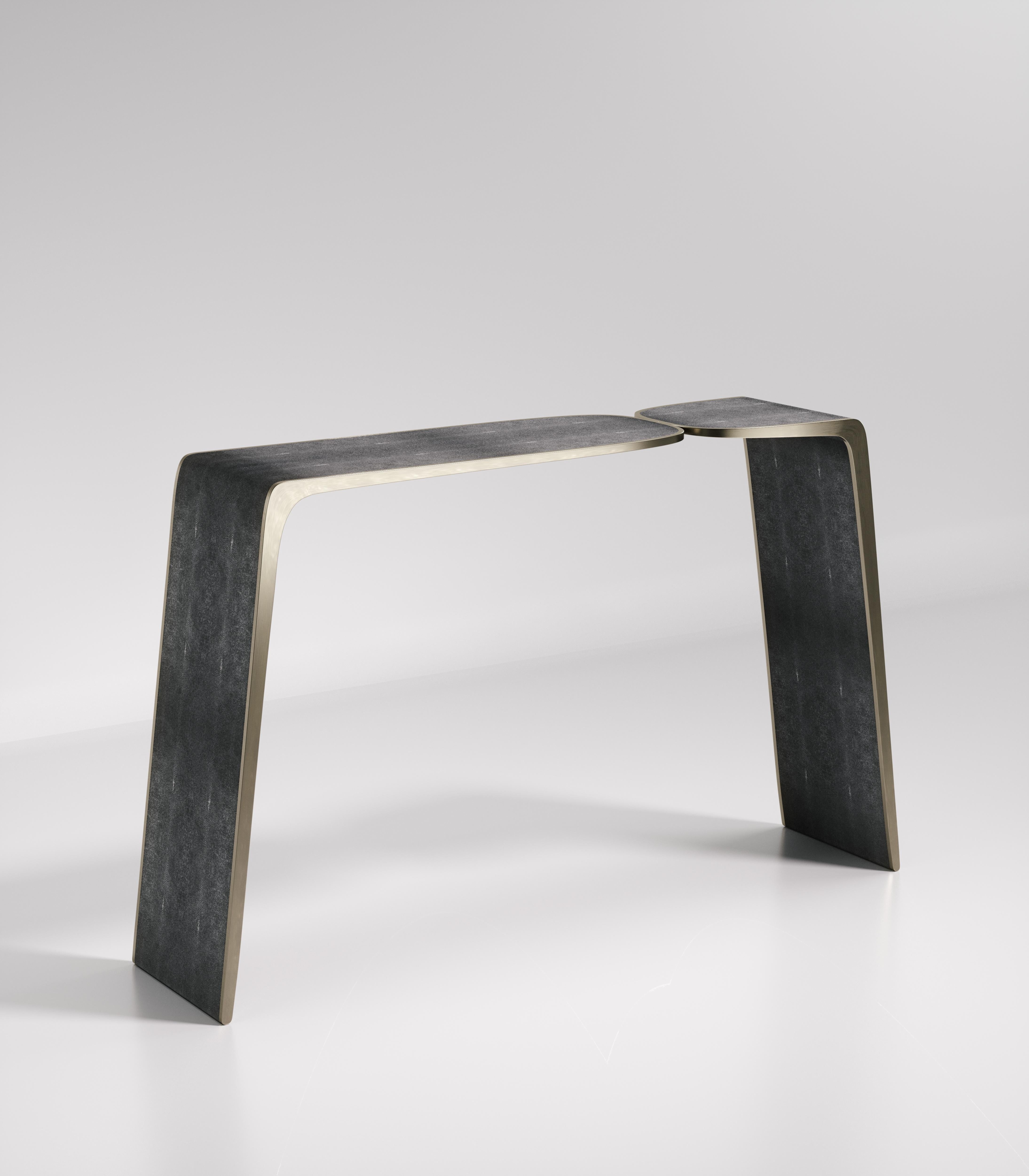 Bureau en galuchat avec détails en laiton patiné bronze de Kifu Paris en vente 2