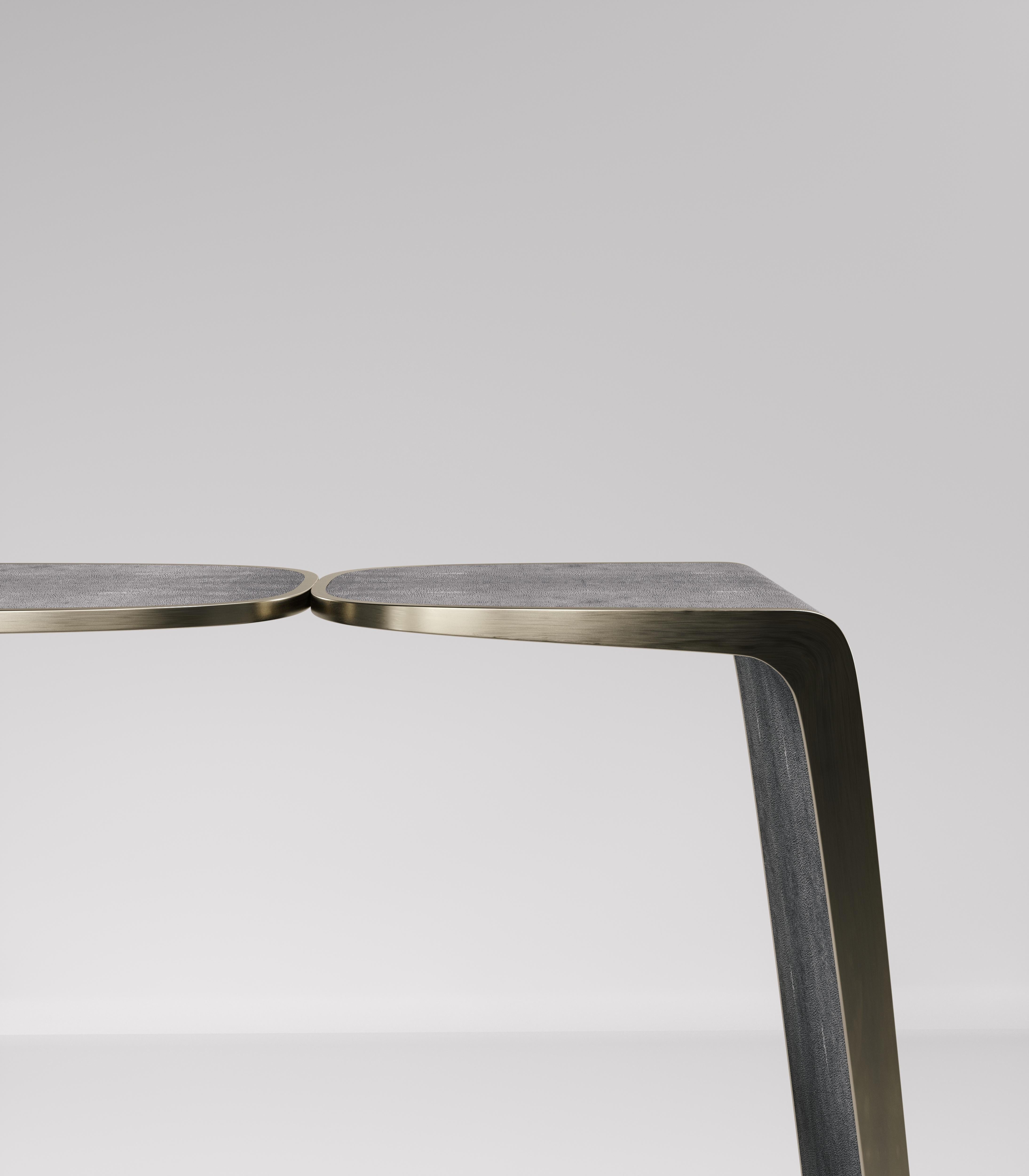 Bureau en galuchat avec détails en laiton patiné bronze de Kifu Paris en vente 5