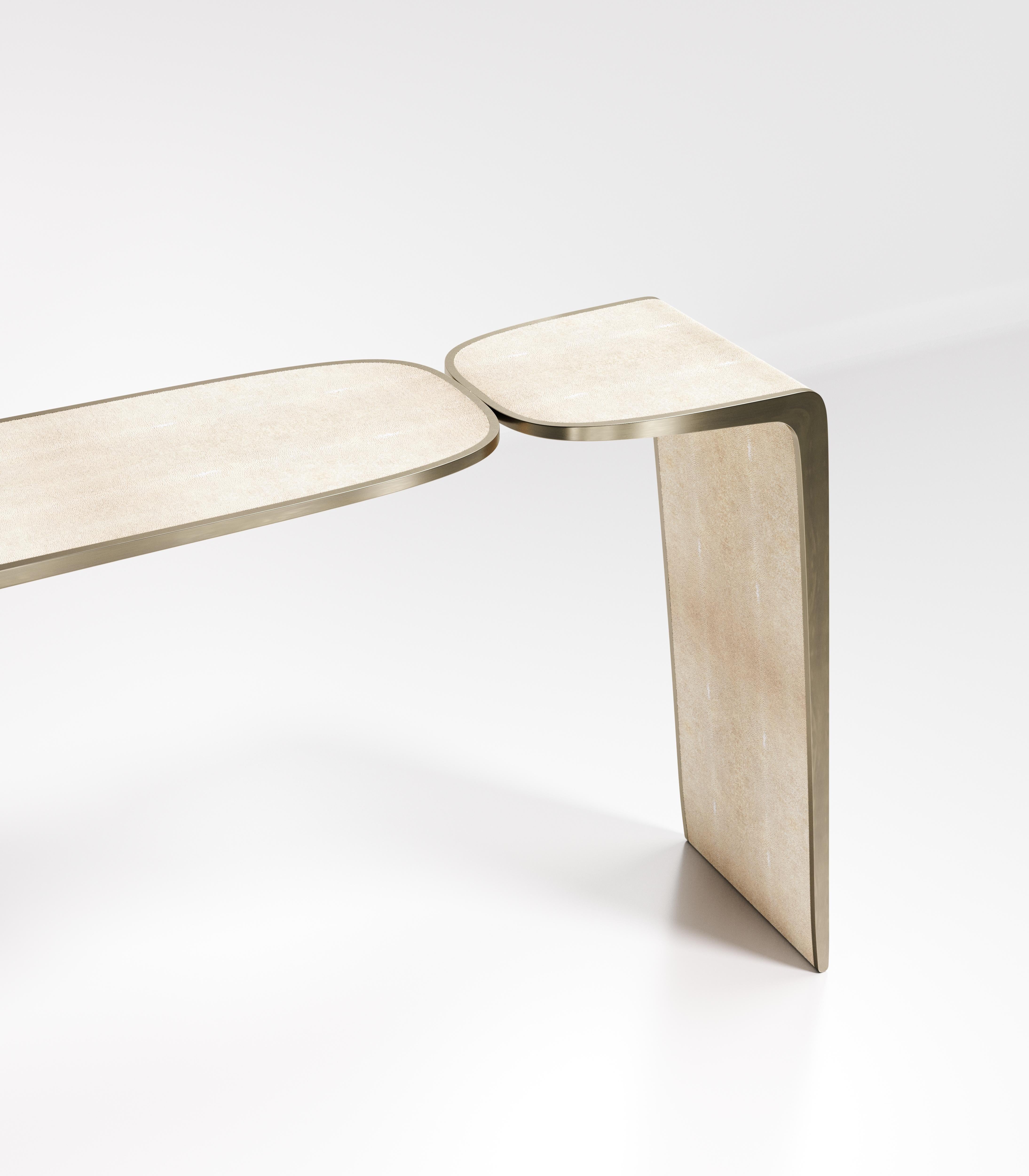 Bureau en galuchat avec détails en laiton patiné bronze de Kifu Paris en vente 5