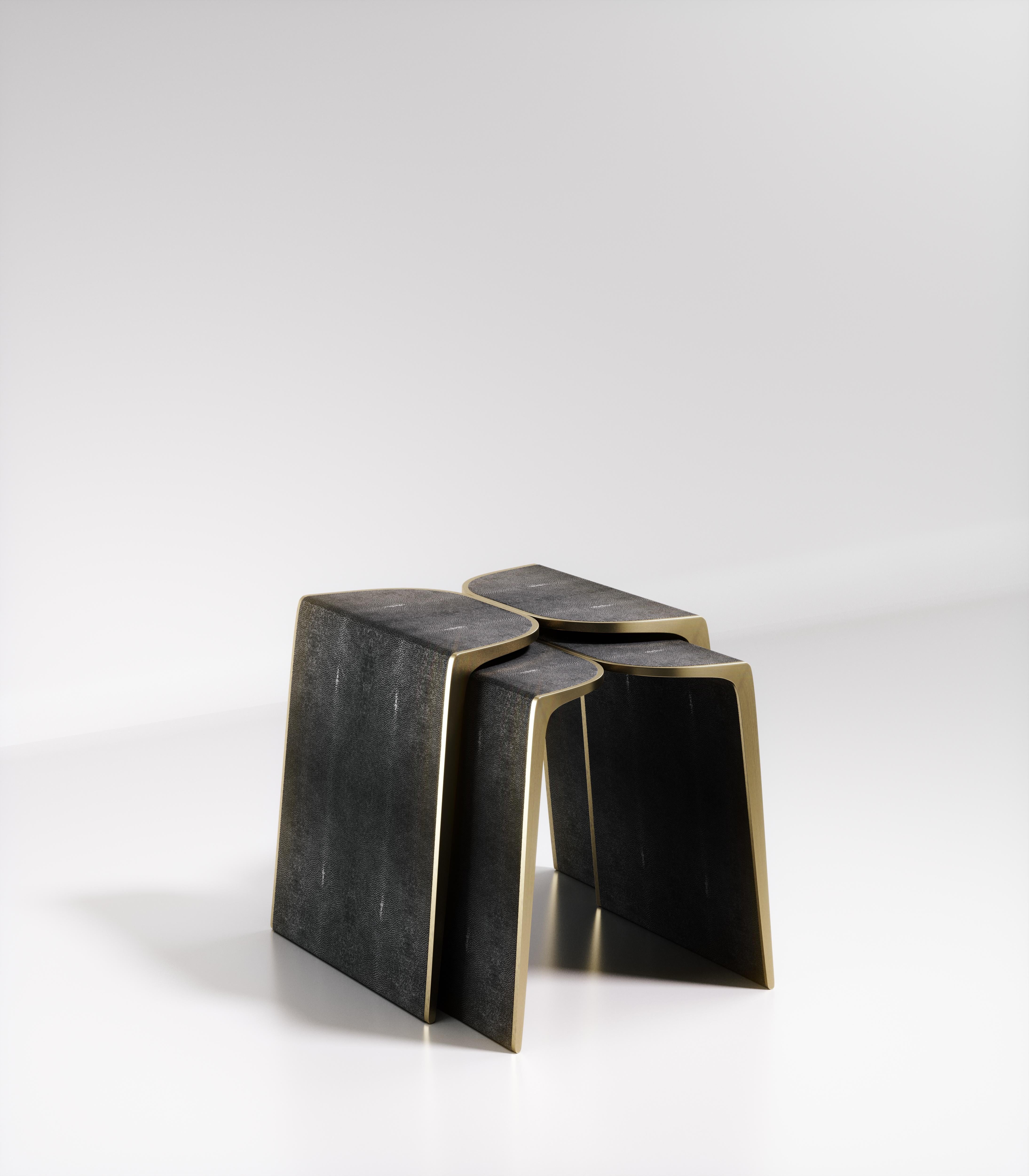 Bureau en galuchat avec détails en laiton patiné bronze de Kifu Paris en vente 8
