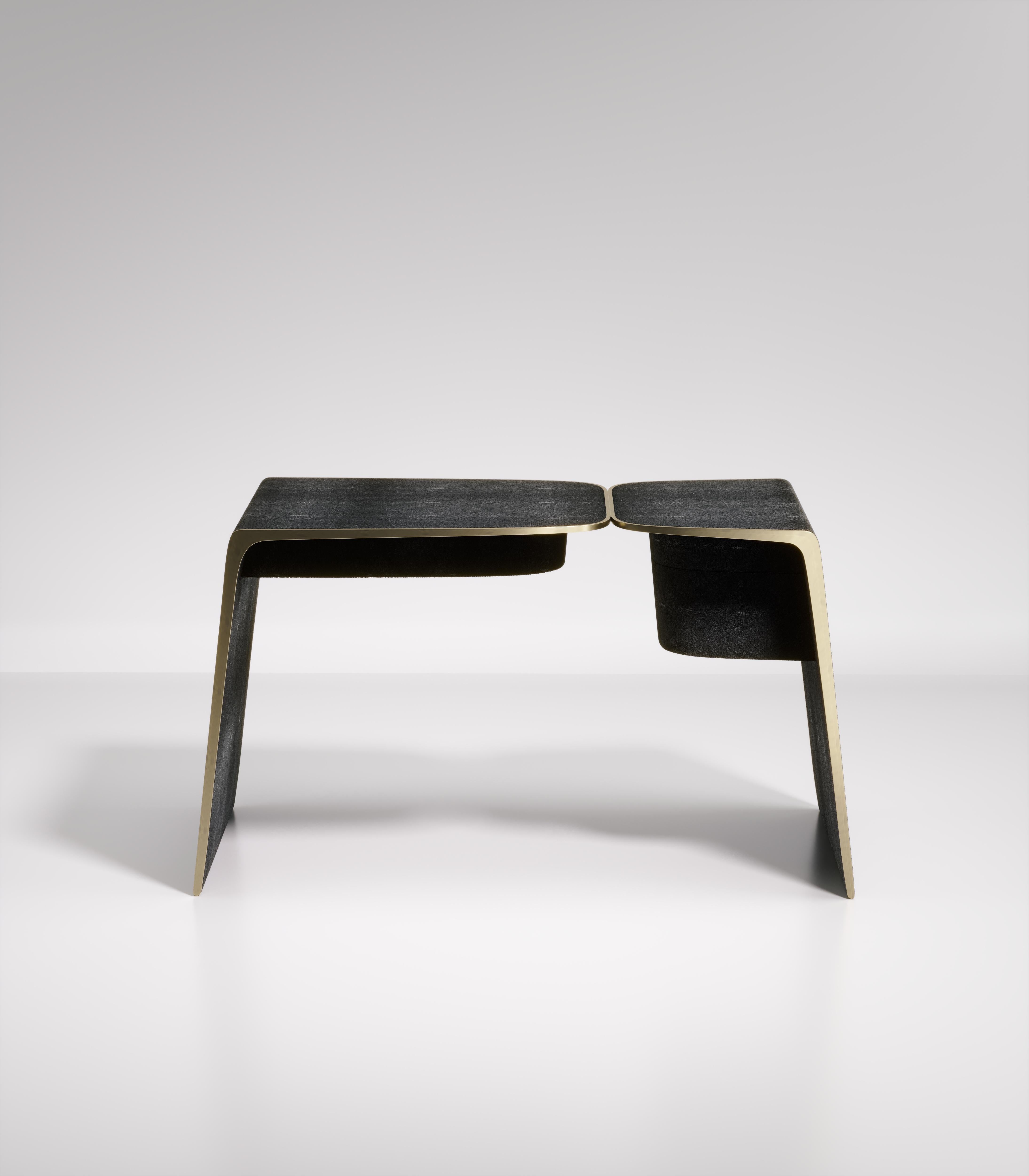 Le bureau Kiss de Kifu Paris est une pièce élégante et organique dans son design unique. La pièce incrustée de galuchat noir se courbe vers l'intérieur pour créer l'effet de 