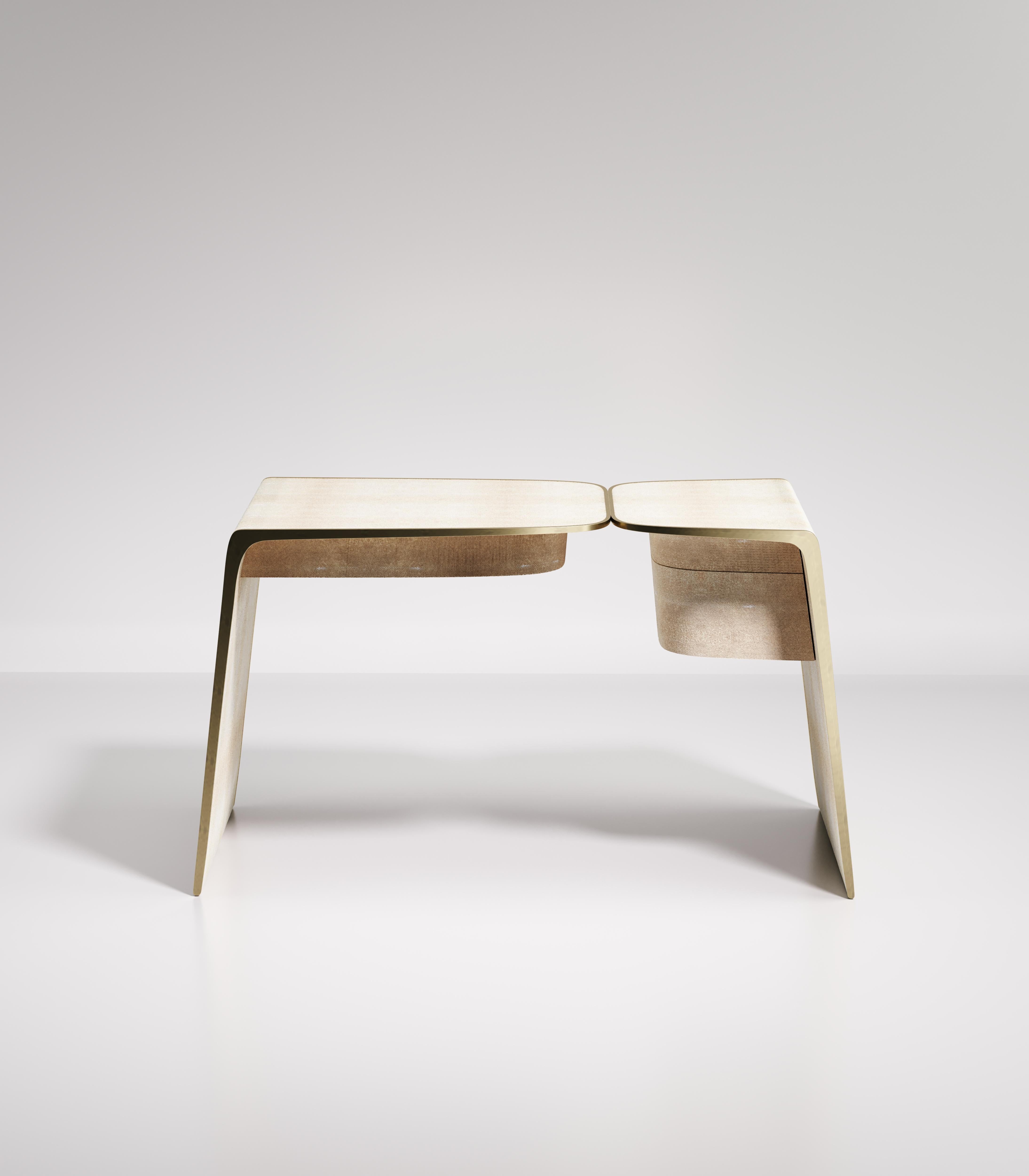 Le bureau kiss de Kifu Paris est une pièce élégante et organique dans son design unique. La pièce incrustée de galuchat crème se courbe vers l'intérieur pour créer l'effet de 