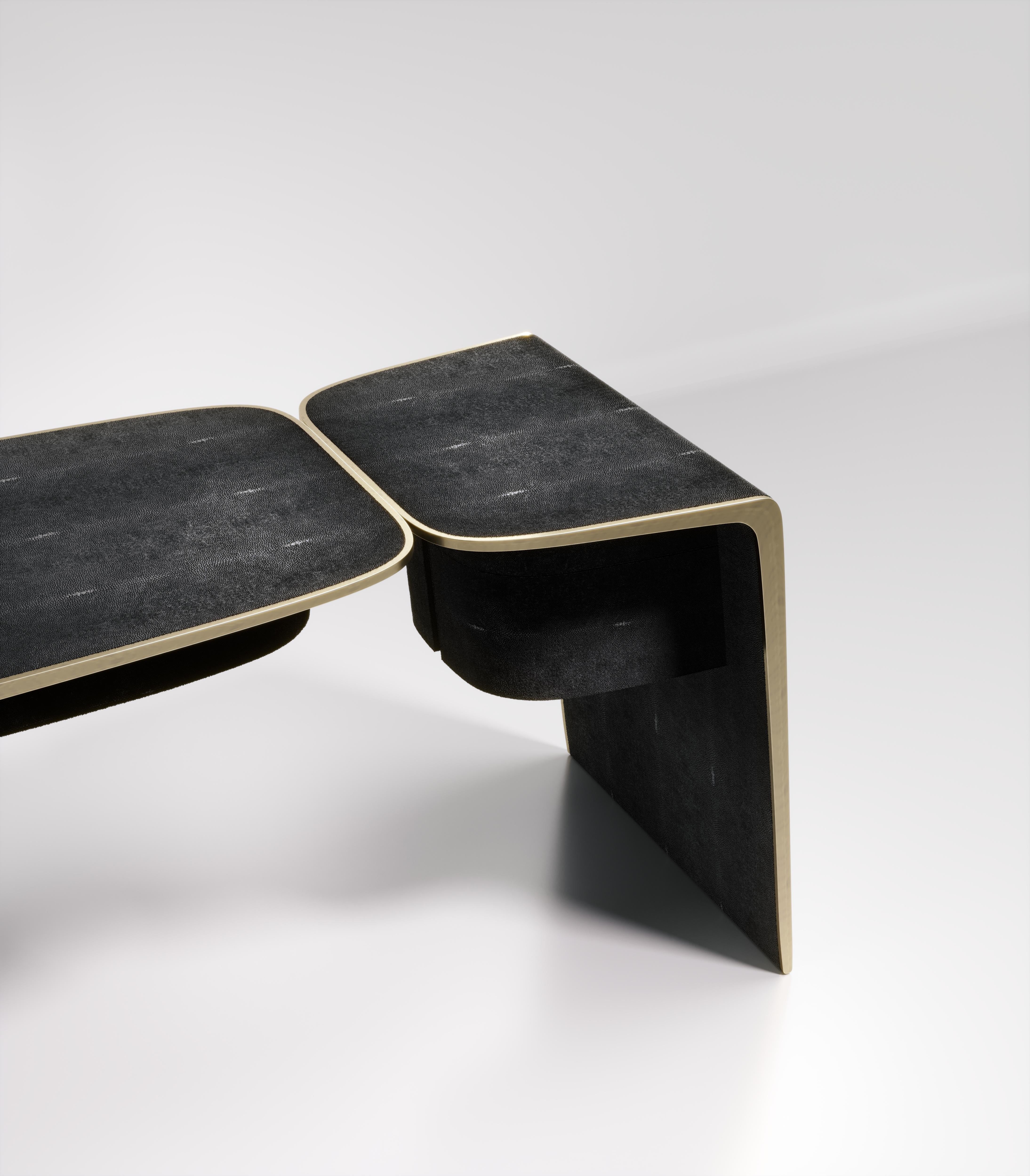 Art déco Bureau en galuchat avec détails en laiton patiné bronze de Kifu Paris en vente