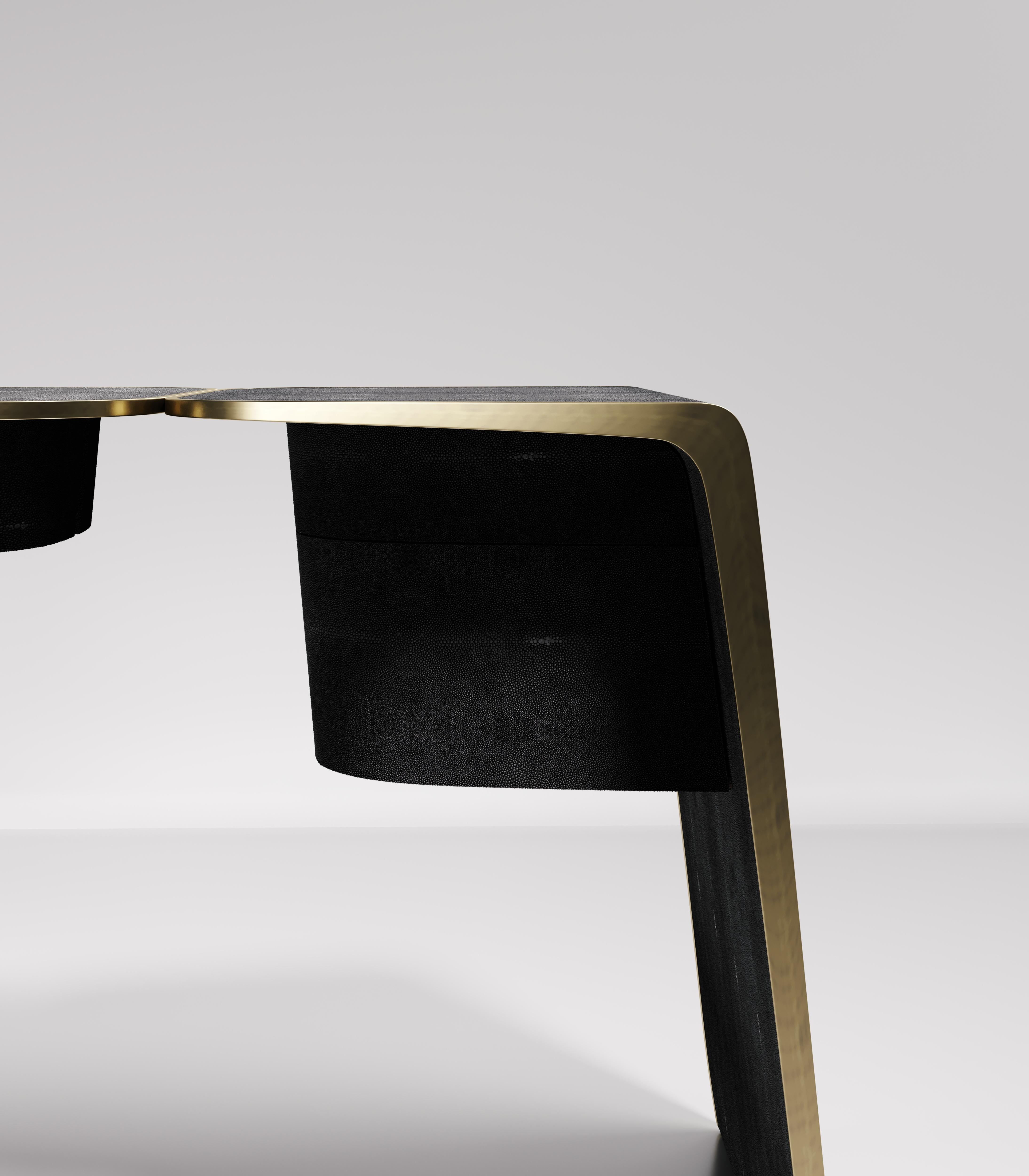 Français Bureau en galuchat avec détails en laiton patiné bronze de Kifu Paris en vente