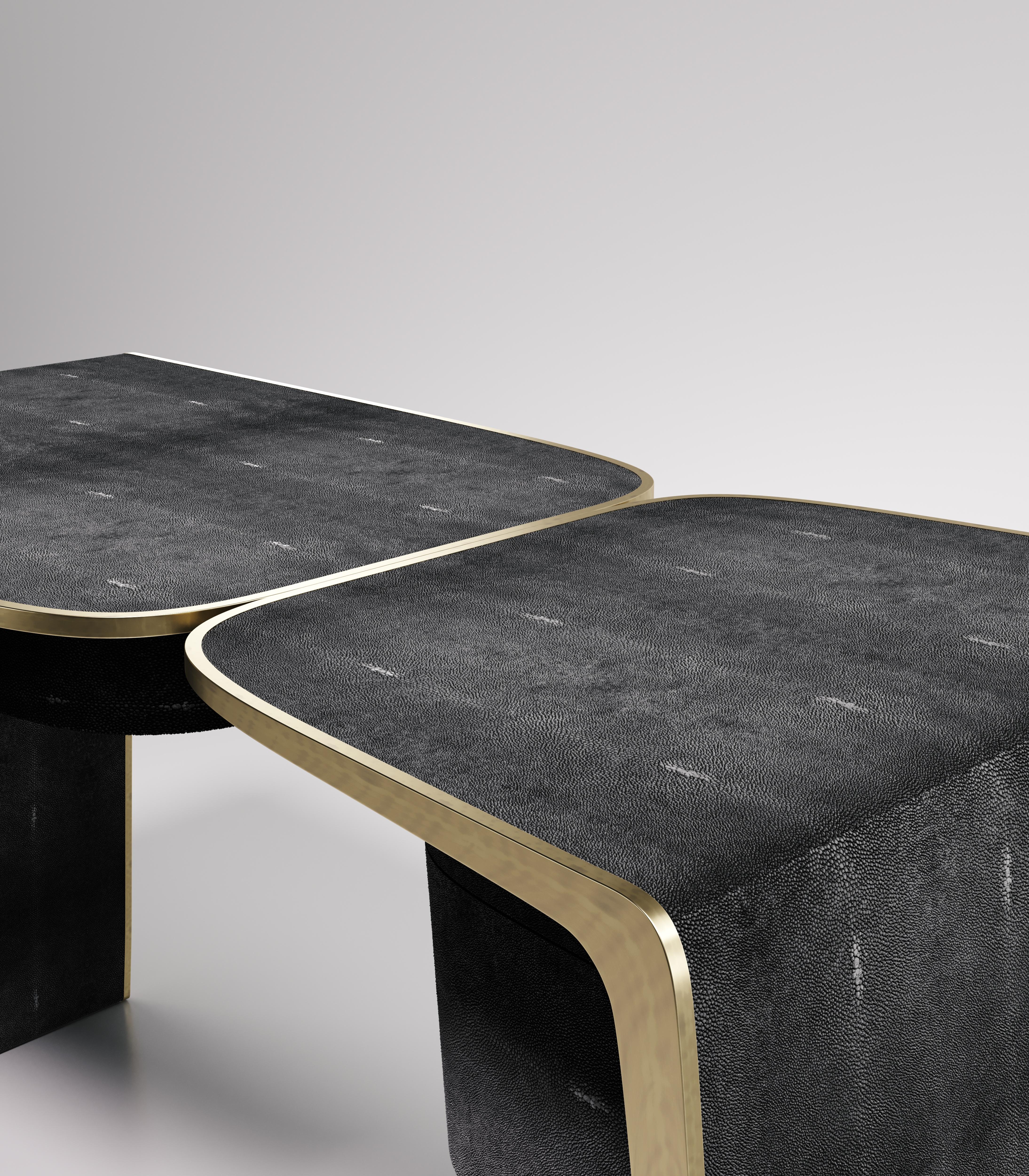 Incrusté Bureau en galuchat avec détails en laiton patiné bronze de Kifu Paris en vente
