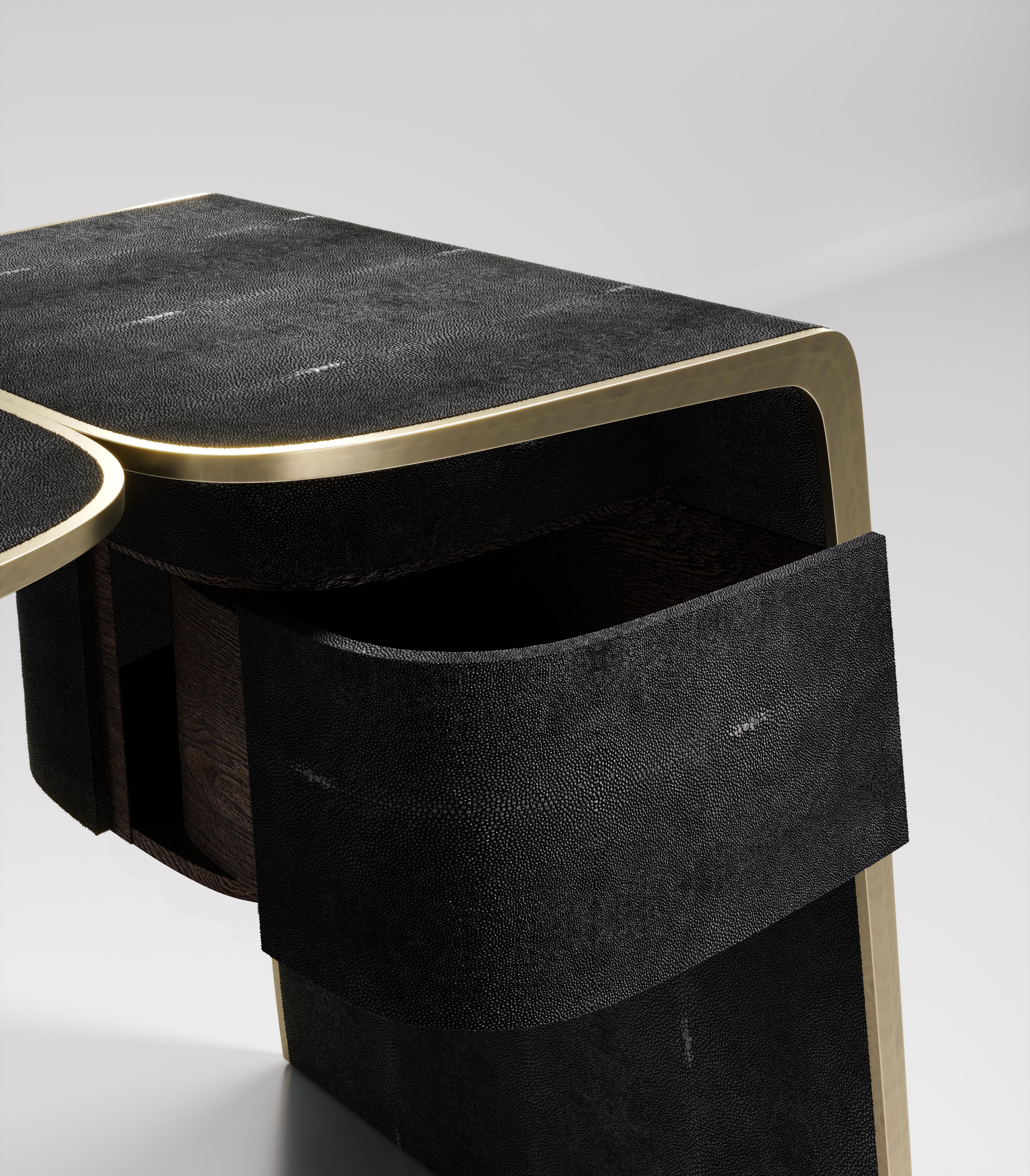 Bureau en galuchat avec détails en laiton patiné bronze de Kifu Paris Neuf - En vente à New York, NY