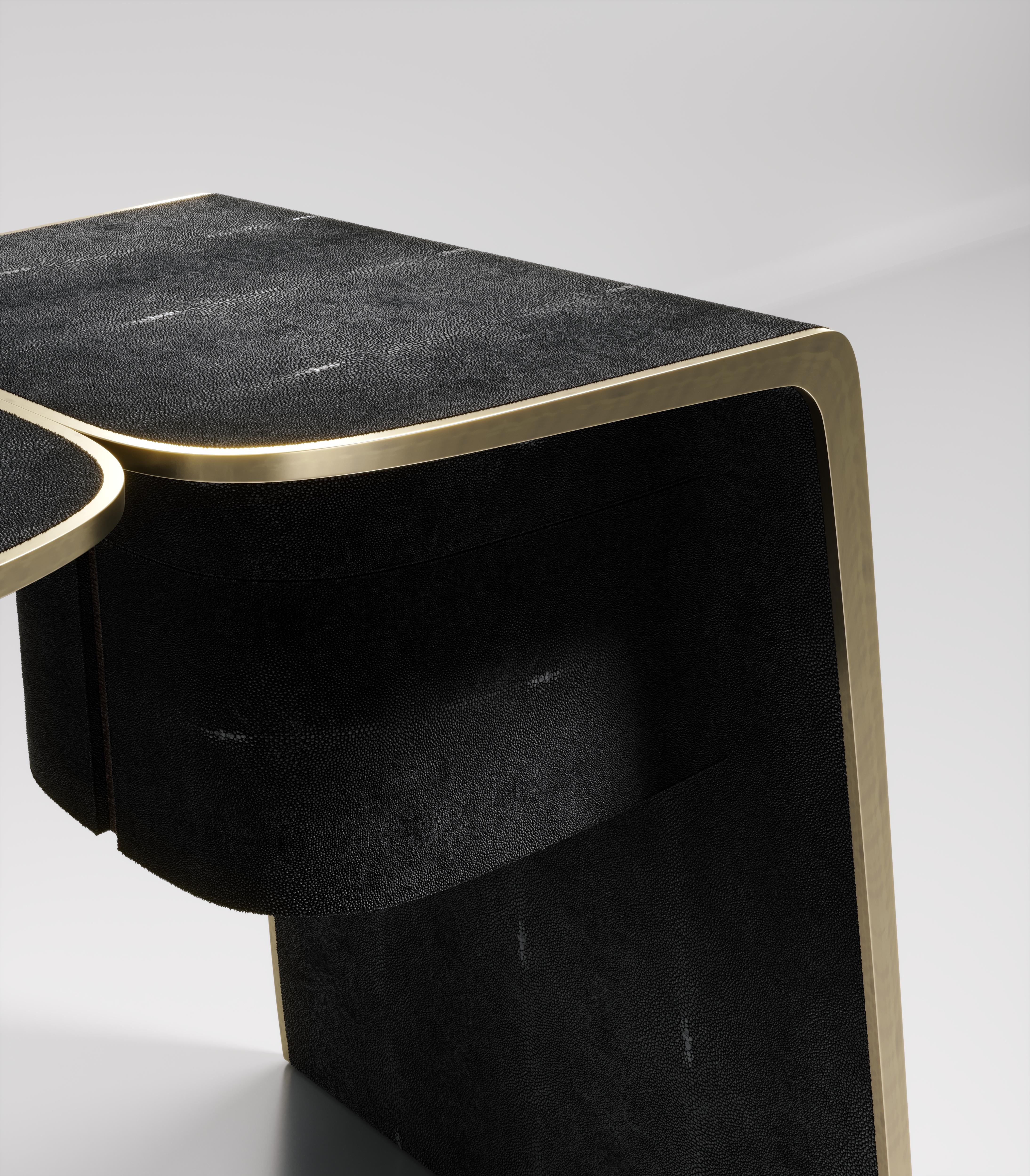 XXIe siècle et contemporain Bureau en galuchat avec détails en laiton patiné bronze de Kifu Paris en vente