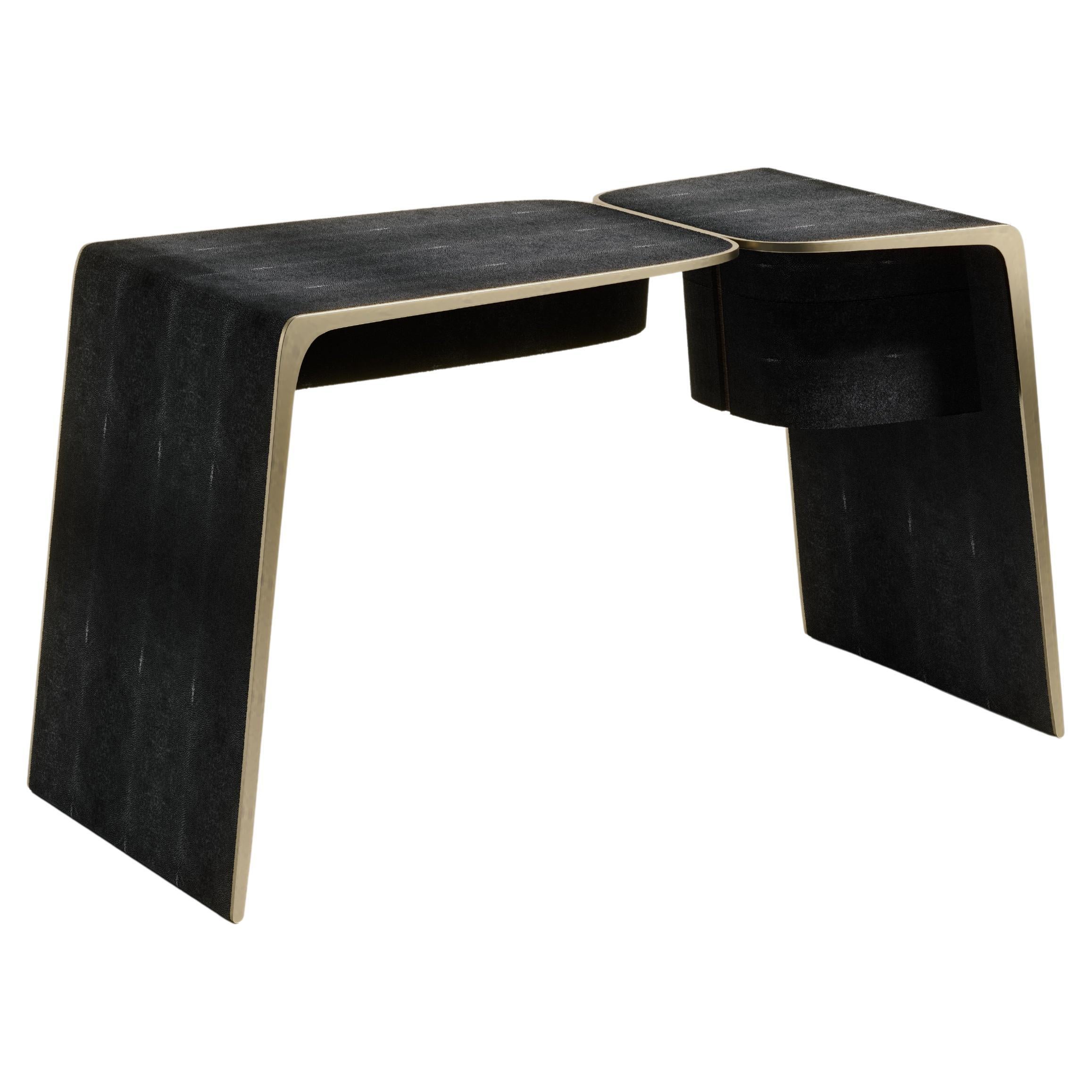 Bureau en galuchat avec détails en laiton patiné bronze de Kifu Paris en vente