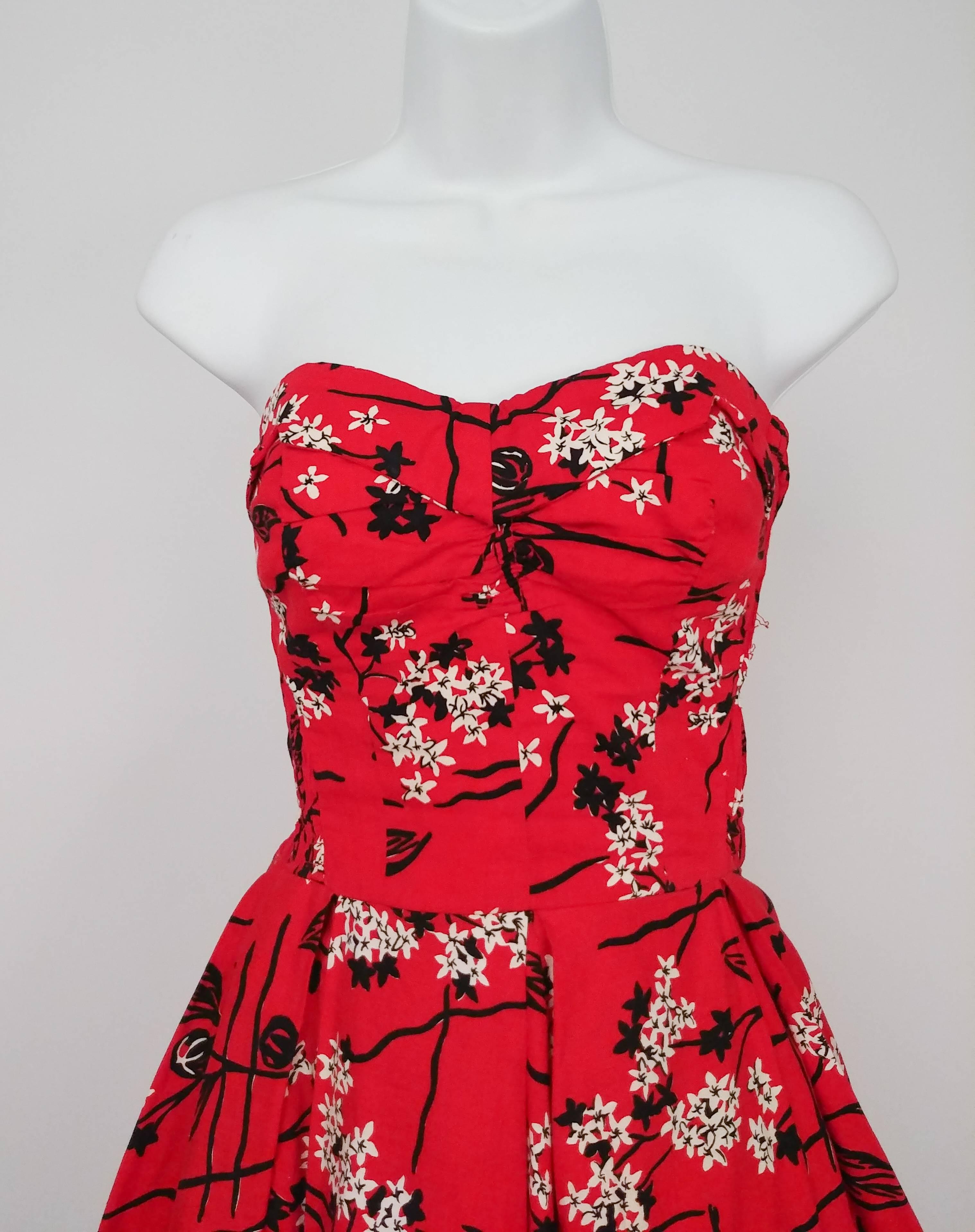 Rouge Shaheen Tiki - Ensemble robe et boléro rouge imprimé, années 1950 en vente